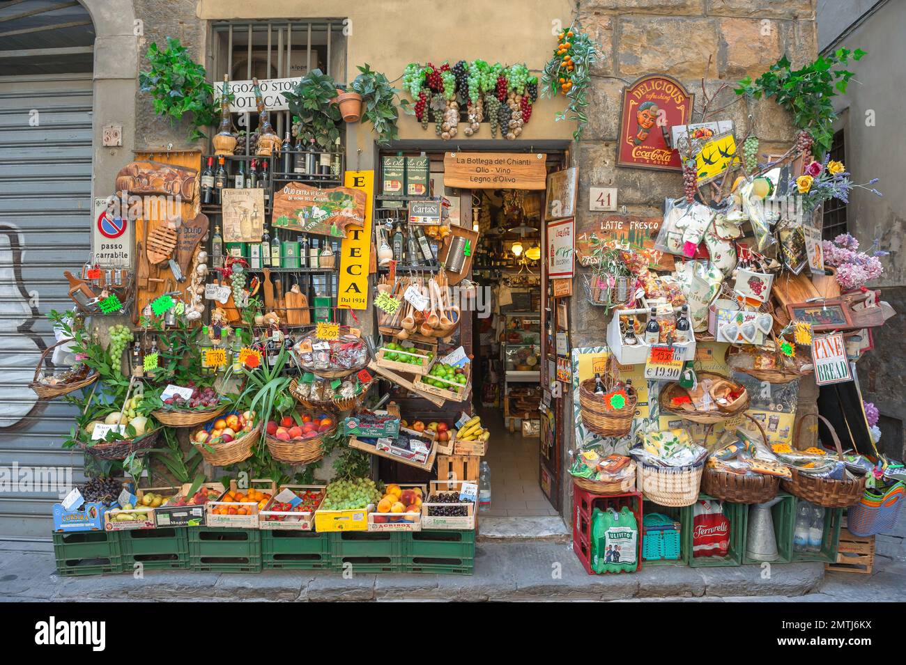 Italienisches Lebensmittelgeschäft, Blick auf eine farbenfrohe Ausstellung lokaler Produkte vor einem Lebensmittelgeschäft in einer Straße im Zentrum der historischen Stadt Florenz, Italien. Stockfoto