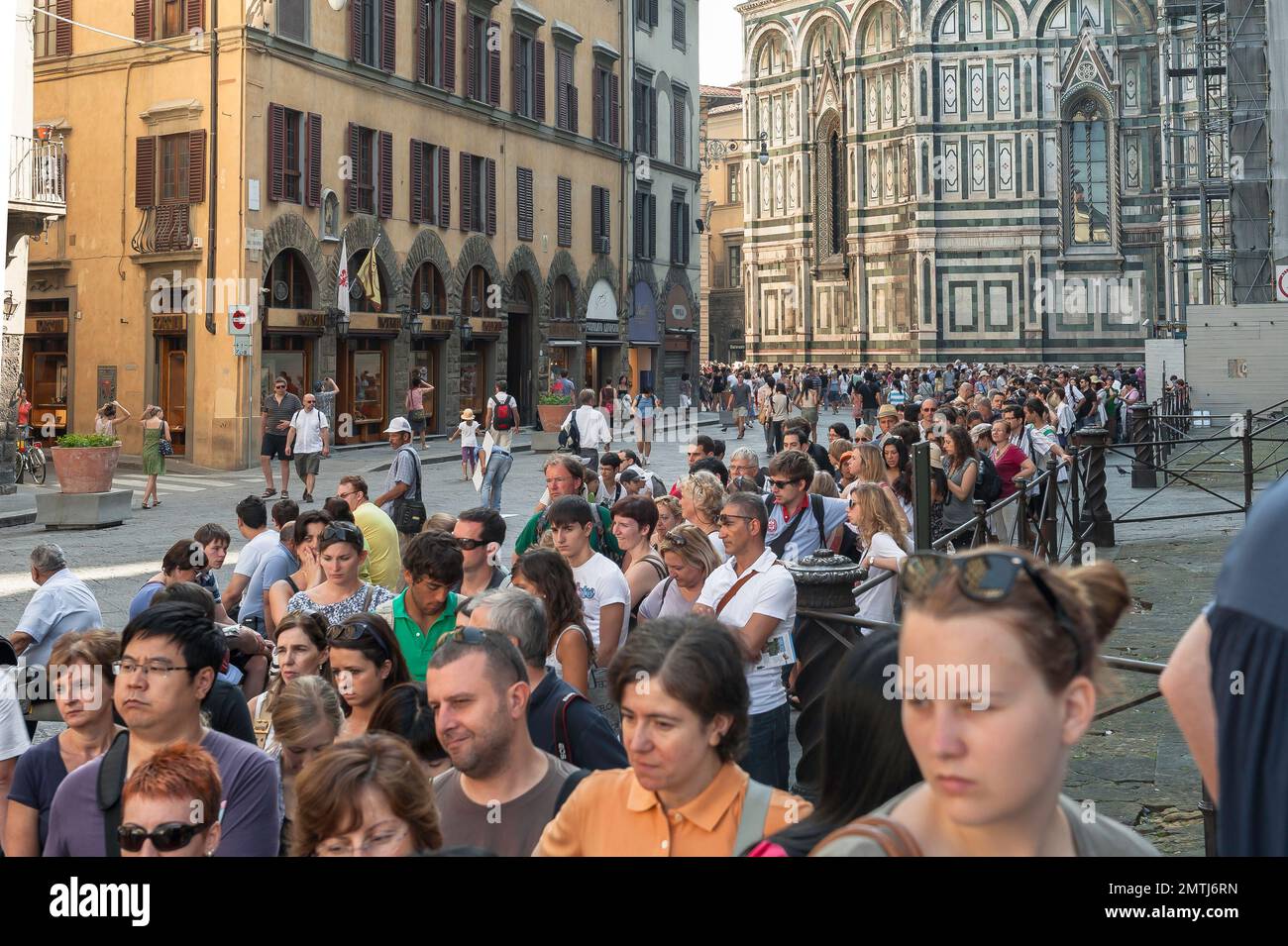 Touristenmassen, Blick im Sommer auf eine lange Schlange von Touristen, die anstehen, um den Dom (Kathedrale) im Zentrum von Florenz, Toskana, Italien, Europa zu betreten Stockfoto