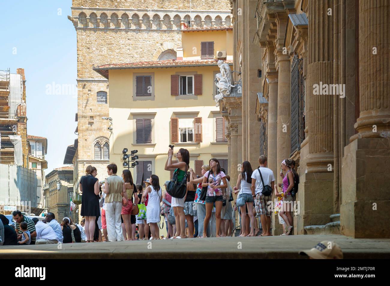 Europäischer Tourismus, Blick im Sommer auf die Touristen auf der Piazza San Firenze im historischen Zentrum der Renaissance der Stadt Florenz, Italien Stockfoto