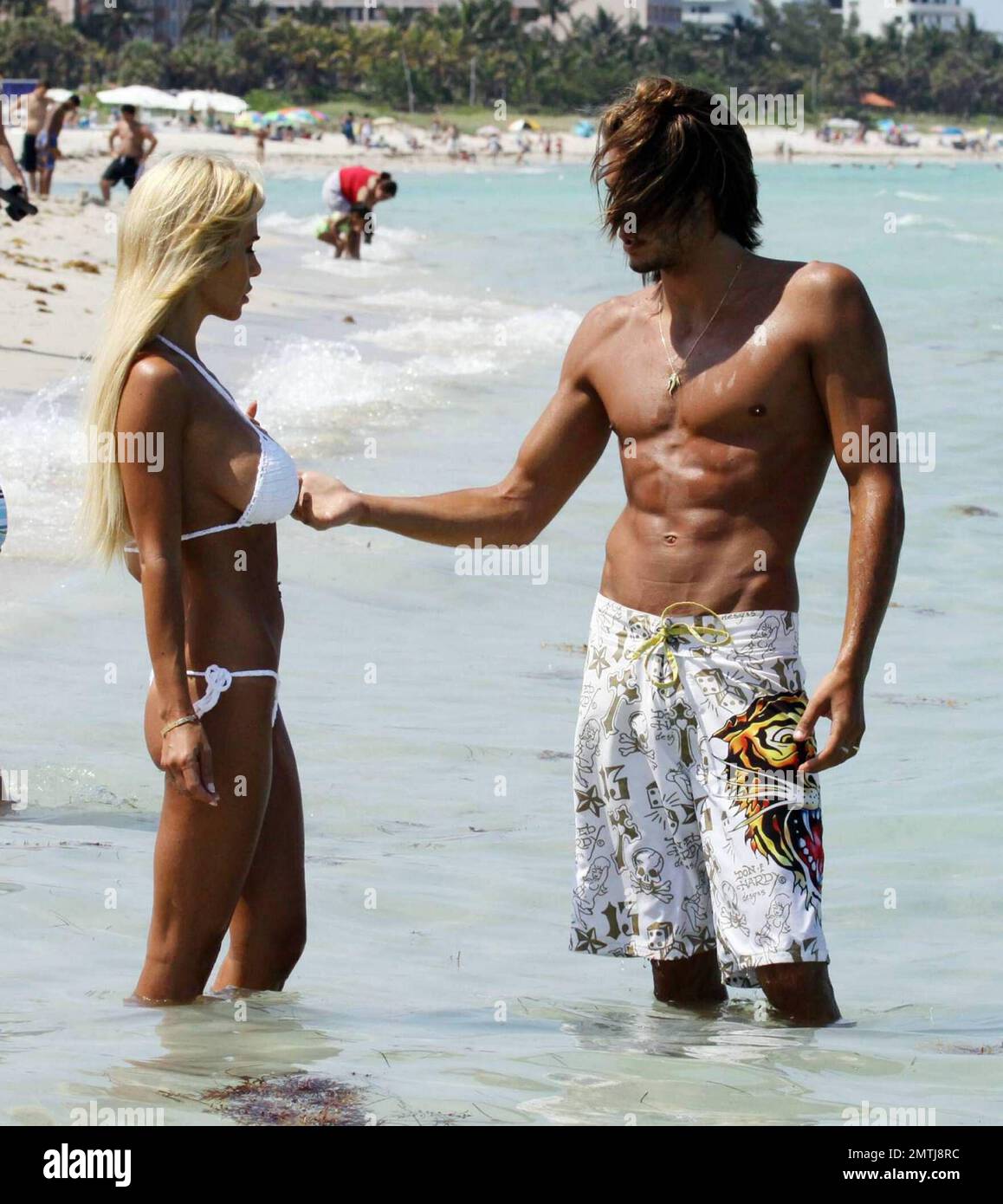 Shauna Sands verbringt einen weiteren Tag mit ihrem neuen Verlobten am Strand und begrüßt den Fußballspieler Djibril Cisse und seine Frau Jude Littler. Miami Beach, Florida 6/12/09. . Stockfoto