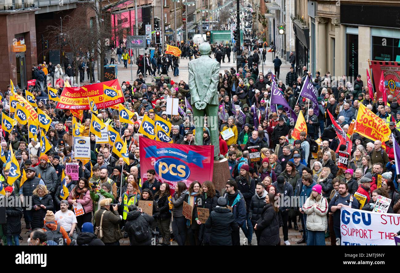 Glasgow, Schottland, Großbritannien. 1. Februar 2023 Eine große Gruppe von Gewerkschaftsmitgliedern bei der Proteststreik-Rallye, organisiert vom STUC, heute neben der Statue von Donald Dewar in der Buchanan Street in Glasgow. Die Gewerkschaften haben heute in Schottland einen nationalen Streiktag mit bis zu 500.000 Arbeitern organisiert. Iain Masterton/Alamy Live News Stockfoto