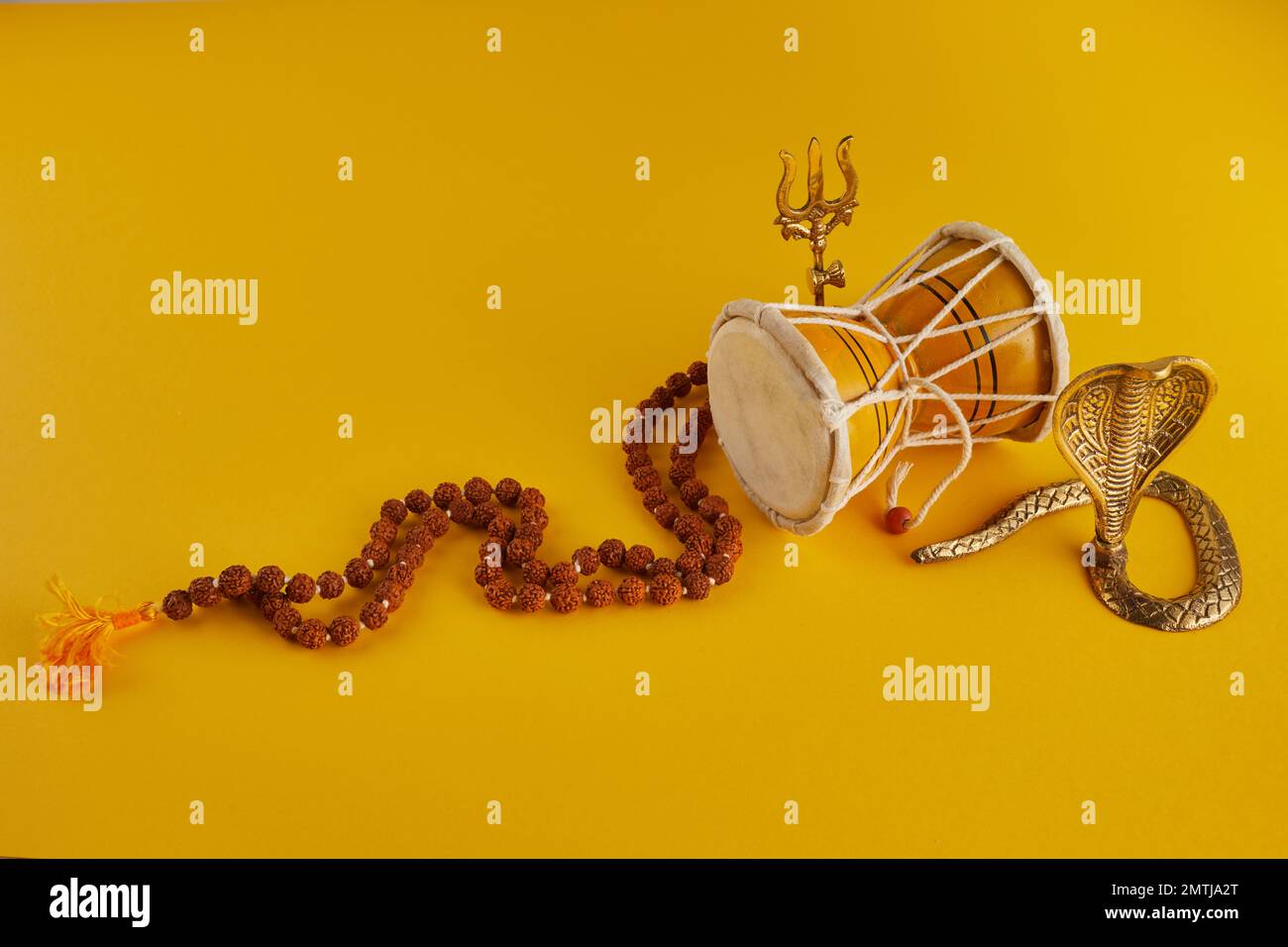 Shivarcomed-Hintergrund mit Shivas-Dreizack, Pellet Drum Damroo-Musikinstrument und Schlange. Maha Shivratri Festtag Stockfoto