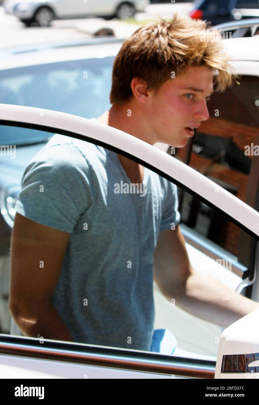 Arnold Schwarzenegger wurde gesehen, wie er in Brentwood, Kalifornien, parkte, aber nicht von seinem schwarzen Bentley ausstieg, als er Fotografen sah und bald ging. Später kam ein anderer Wagen vorbei, um Arnolds Sohn Patrick Schwarzenegger abzuholen. Brentwood, Kalifornien. 17. August 2011. Stockfoto