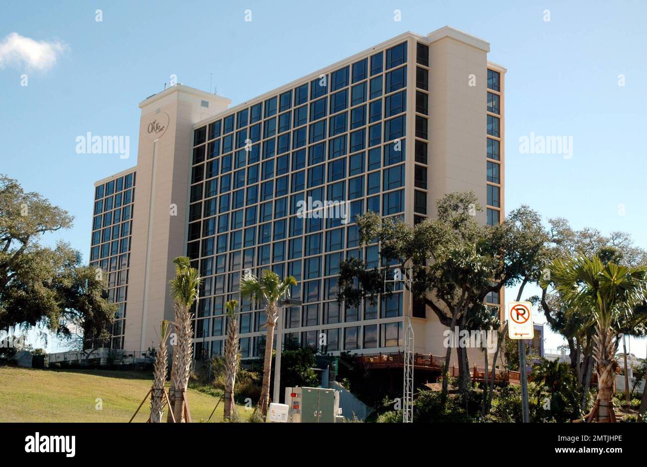 Das alte Gebäude der Scientology-Kirche in der Innenstadt von Clearwater, FL, wird gerade renoviert. Mitarbeiter und Gäste sind derzeit im neuen Oak Cove-Gebäude auf der anderen Straßenseite untergebracht. John Travolta und Kelly Preston sind Mitglieder der Kirche. Ihr Sohn, Jett Travolta, starb infolge eines Anfalls während eines Familienurlaubs auf den Bahamas am 2. Januar. Clearwater, Florida 1/6/09. Stockfoto