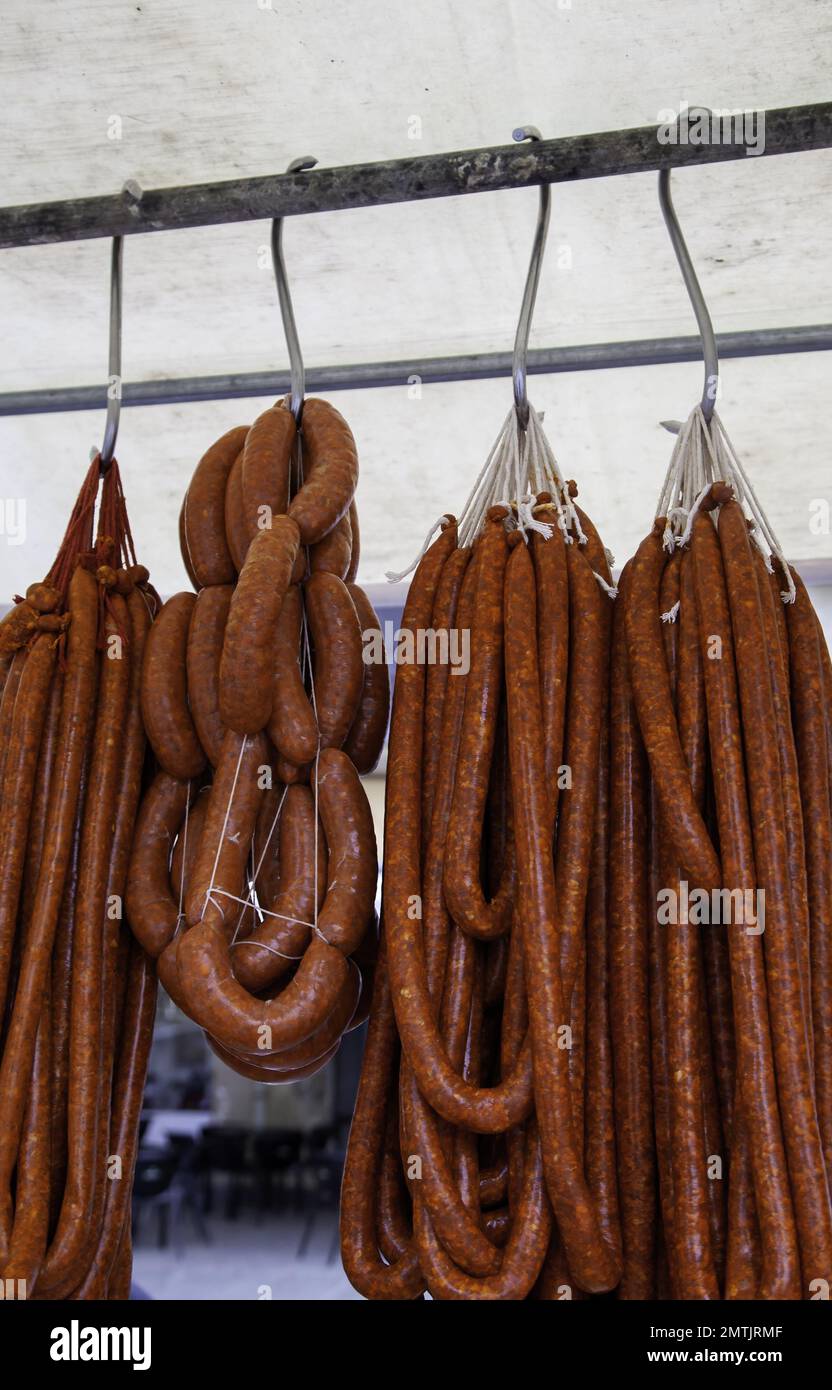 Detail von getrockneter Fleischwurst auf einem alten Markt, fettes Essen, Schweinefleisch Stockfoto