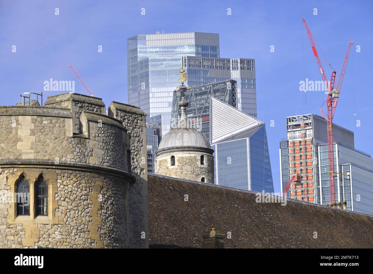 London, England, Großbritannien. Alte und neue Architektur. Die City of London befindet sich hinter dem Tower of London Stockfoto