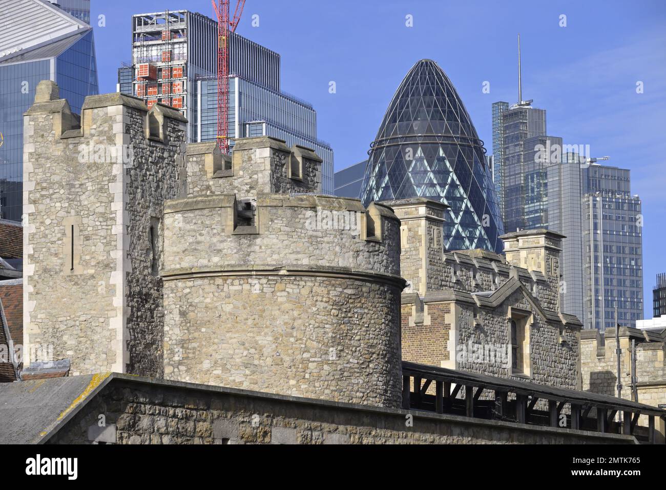 London, England, Großbritannien. Alte und neue Architektur. Die City of London befindet sich hinter dem Tower of London Stockfoto