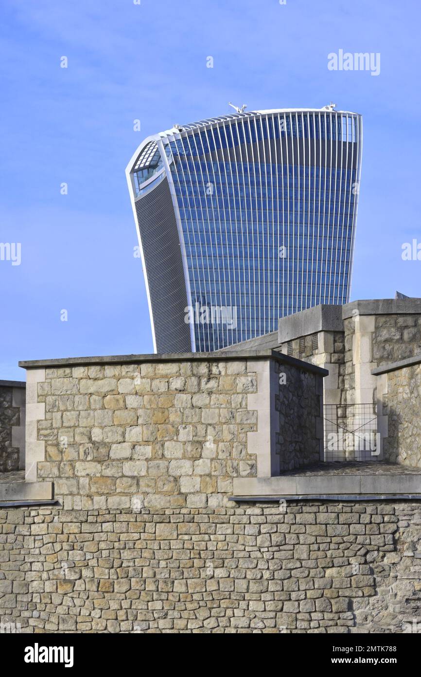 London, England, Großbritannien. Alte und neue Architektur. Die City of London befindet sich hinter dem Tower of London Stockfoto