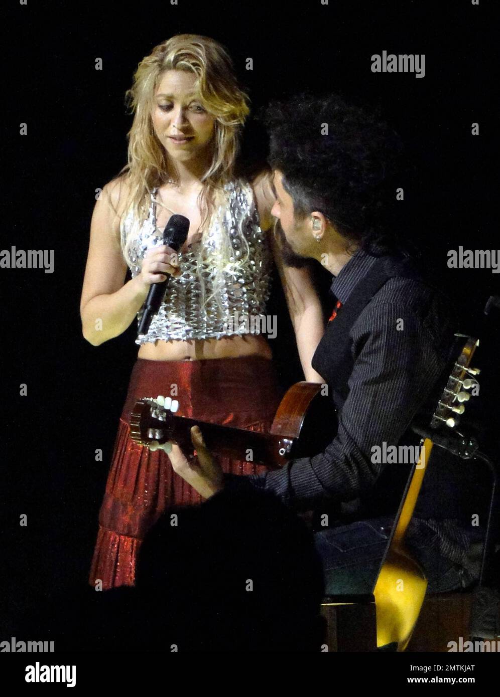 In der zweiten von zwei Auftritten in Südflorida tritt die kolumbianische Sängerin, Songwriterin und Tänzerin Shakira live in einem Konzert in der American Airlines Arena auf, während der „Sher the Sun Comes Out World Tour“ ihr neues Album „Sale el Sol“ unterstützt. Der lateinische Pop-Superstar hat sich in verschiedenen aufschlussreichen Outfits den Bauch ausgezogen, während sie eine sehr aktive Show veranstaltete. Shakiras Darbietungen sind die ersten in der Gegend seit fast vier Jahren. 9/27/10. Stockfoto