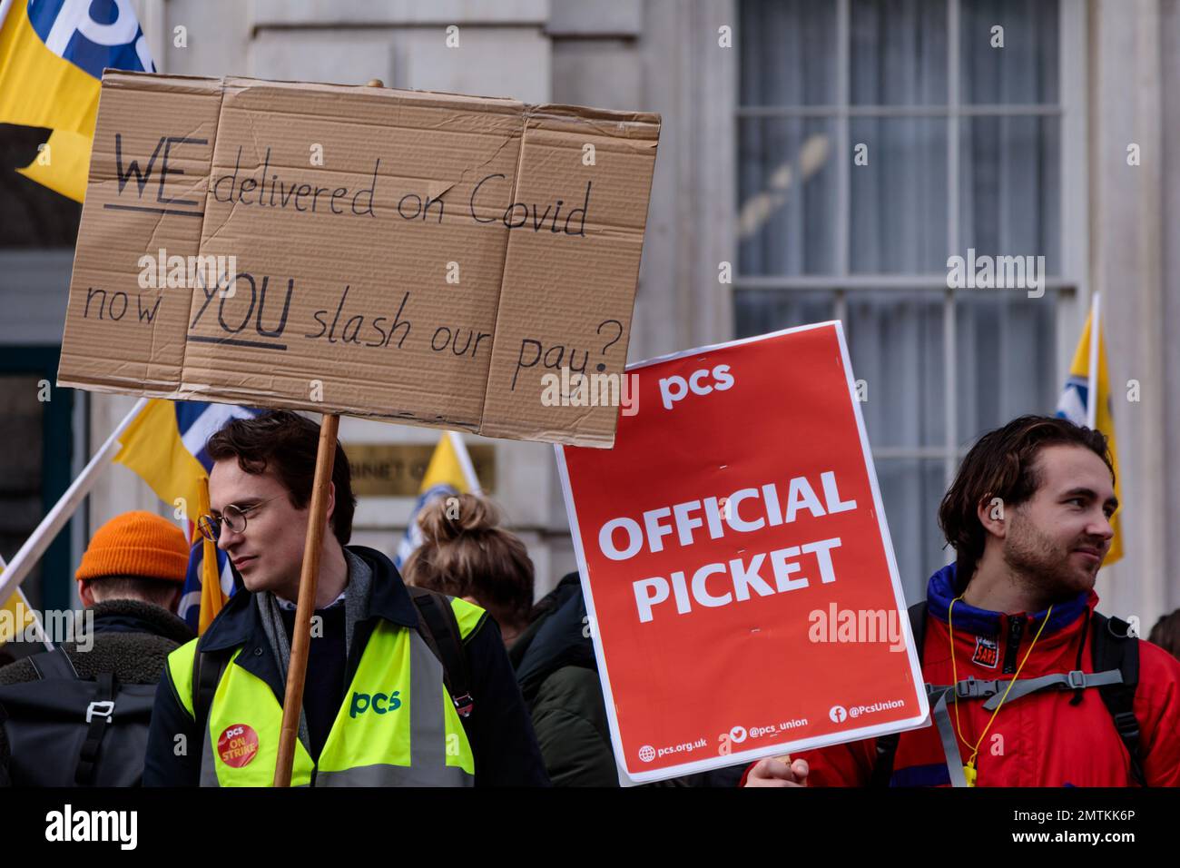 Westminster, London, Großbritannien. 1. Februar 2023 Tausende von Lehrern mit Flaggen und Plakaten nehmen an der größten Streikaktion seit einem Jahrzehnt Teil, um Solidarität zu zeigen und ihre Löhne zu demonstrieren, die eine Lohnerhöhung verlangen, die der Inflation entspricht. Foto: Amanda Rose/Alamy Live News Stockfoto