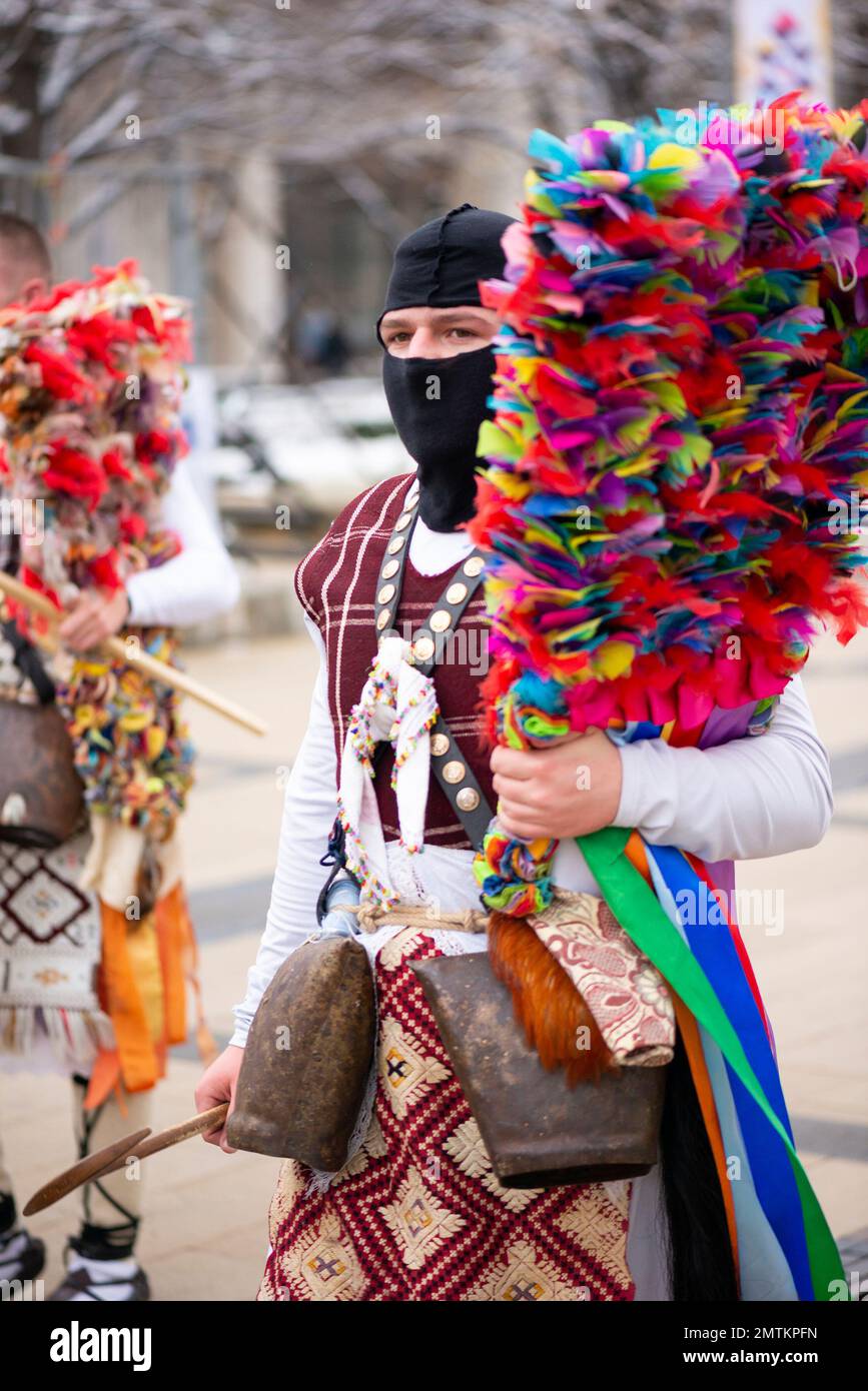 Tänzer aus dem Nordosten Bulgariens mit abgesetzten Masken, nachdem sie beim Surva International Masquerade and Mummers Festival in Pernik, Bulgarien, Osteuropa, Balkan, EU aufgetreten sind Stockfoto