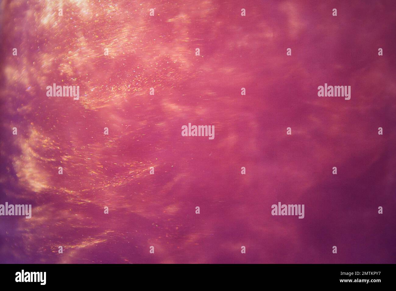 Abstrakter lila-rosa Hintergrund mit Glitzereffekt und Wellenmustern Stockfoto