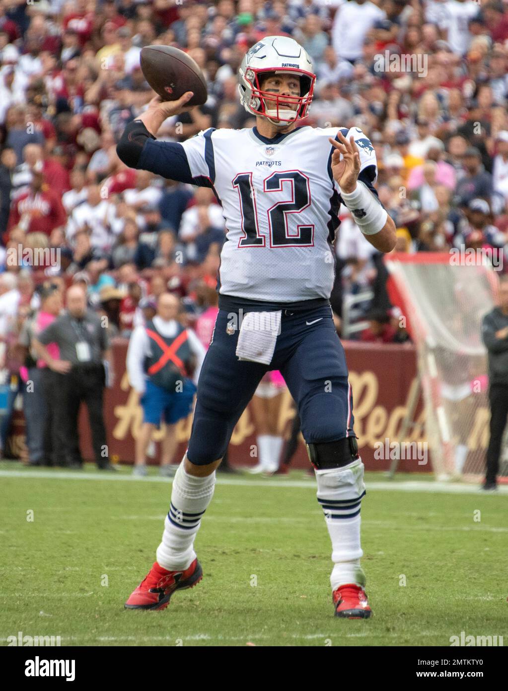 **DATEIFOTO** Tom Brady kündigt den Ruhestand an. Der Quarterback der New England Patriots Tom Brady (12) sucht am Sonntag, den 6. Oktober 2019, im vierten Quartal des Spiels gegen die Washington Redskins auf dem FedEx Field in Landover, Maryland, nach einem Receiver. Die Patriots gewannen das Spiel von 33 bis 7. Kredit: Ron Sachs/CNP/MediaPunch Stockfoto