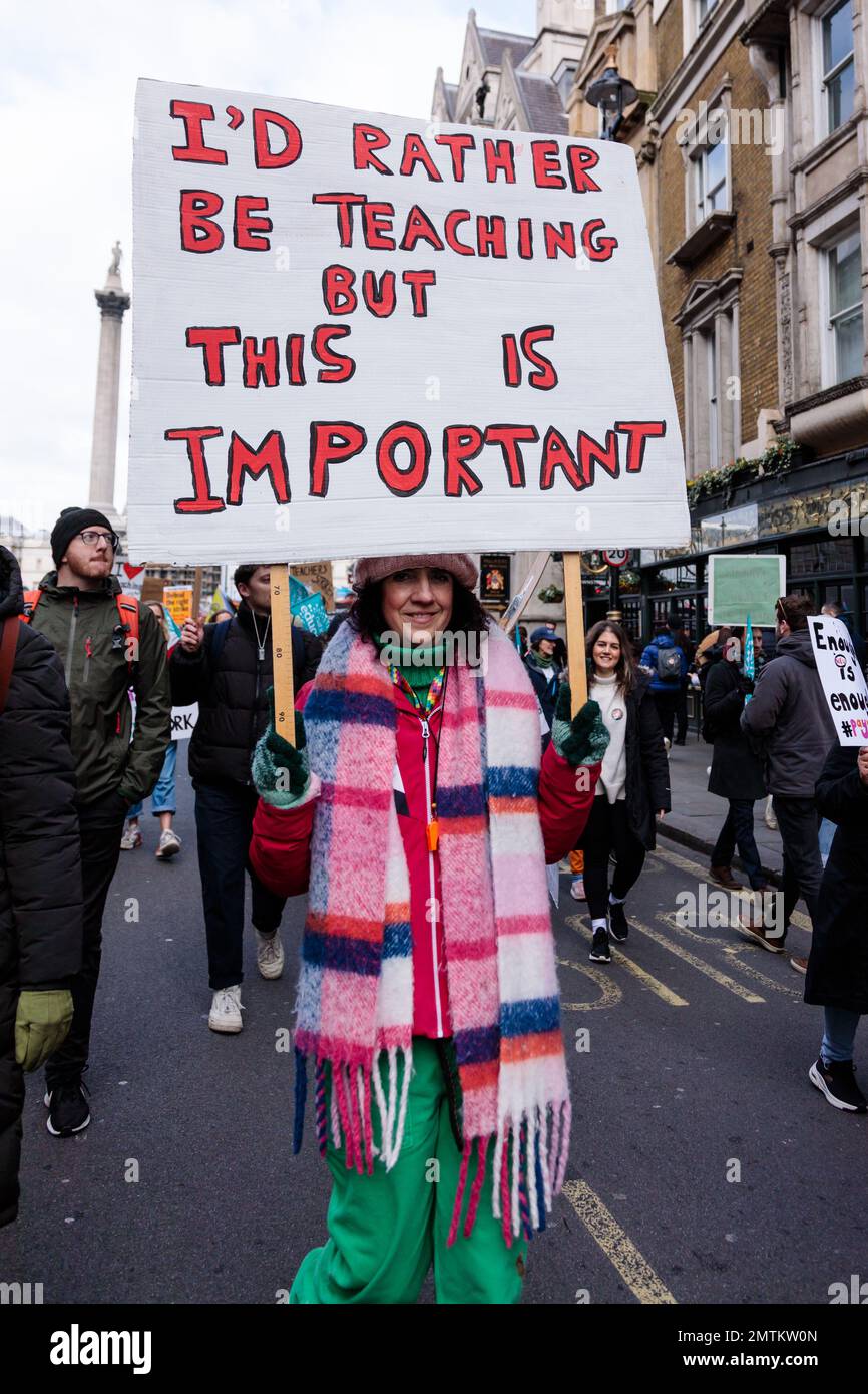 Westminster, London, Großbritannien. 1. Februar 2023 Tausende von Lehrern mit Flaggen und Plakaten nehmen an der größten Streikaktion seit einem Jahrzehnt Teil, um Solidarität zu zeigen und ihre Löhne zu demonstrieren, die eine Lohnerhöhung verlangen, die der Inflation entspricht. Foto: Amanda Rose/Alamy Live News Stockfoto