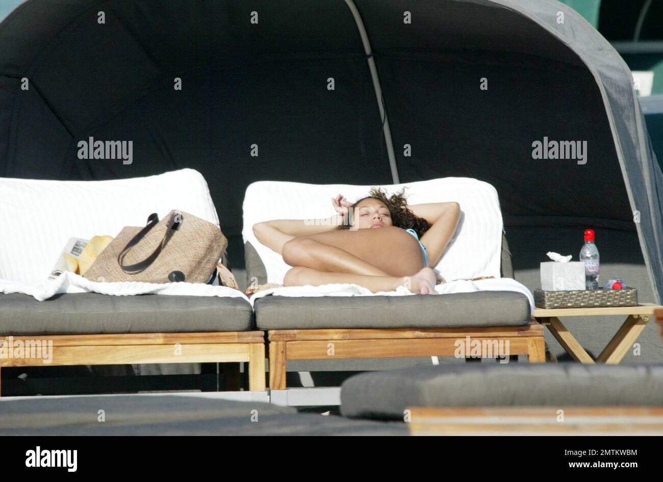 Exklusiv!! Sharlely Kerssenberg sieht in ihrem Beckham-Stil stetson und Shades großartig aus. Das heiße holländische Model machte eine Pause von seinem Freund Boris Becker, um ein Nickerchen in Miami Beach, FL, 1/9/06 All zu machen Stockfoto