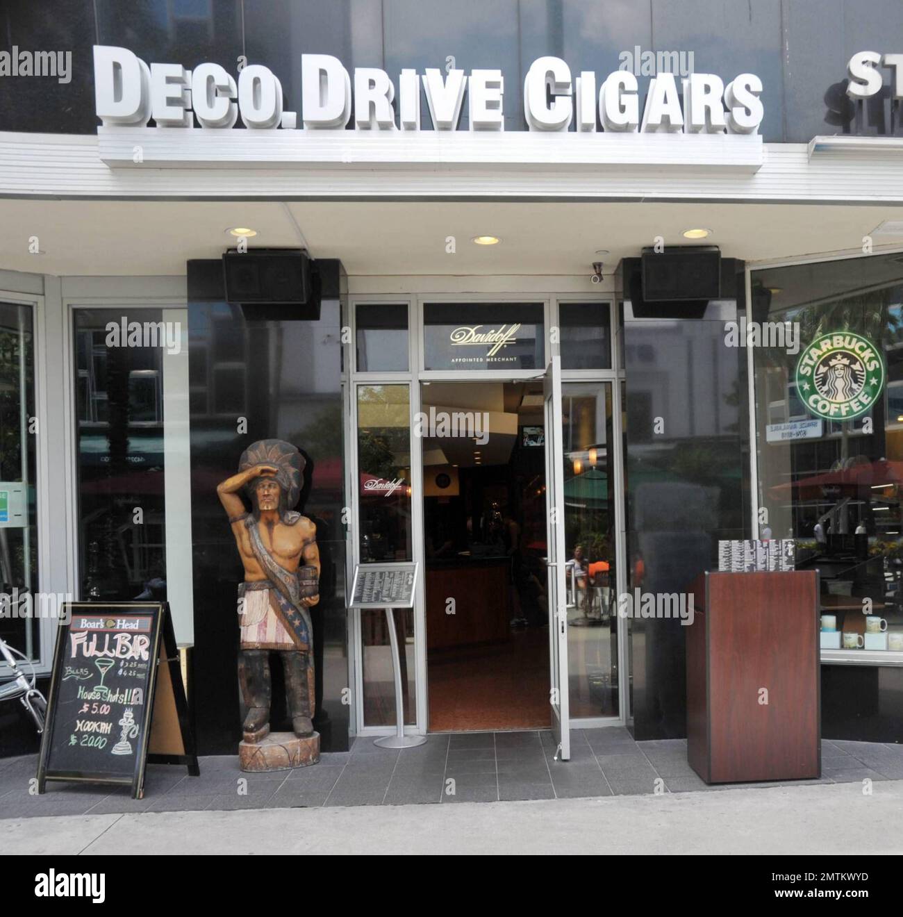 EXKLUSIV!! Sharlely Becker geht in South Beach einkaufen. Die neue mutter kaufte Sportkleidung auf der Lincoln Road und hielt auch an einem örtlichen Fitnesscenter an, um nach Trainern und Trainingspausen zu fragen. Miami Beach, Florida 5/27/10. Stockfoto