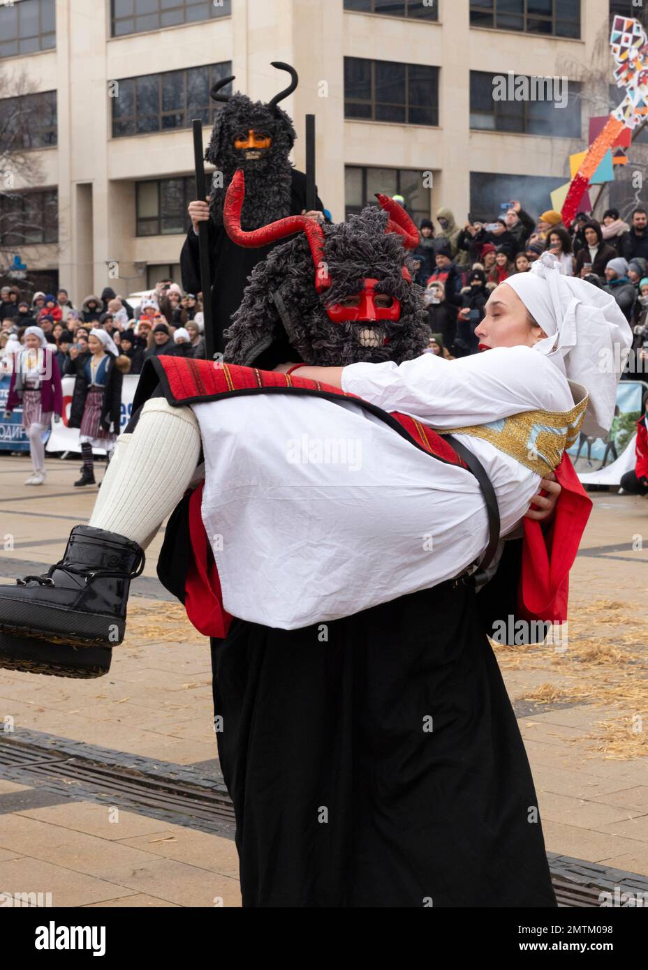 Maskierte Tänzer aus Serbien, die auf dem Surva International Masquerade and Mummers Festival in Pernik, Bulgarien, Europa, dem Balkan und der EU Teufel darstellen Stockfoto