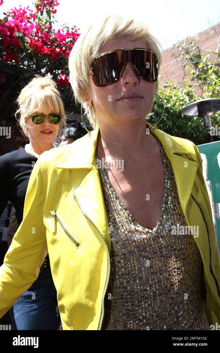 Die besten Freunde Sharon Stone und Melanie Griffith essen zusammen im Ivy zu Mittag, bevor sie ihren Laden nebenan in der High-End-Boutique Les Habitudes kaufen. Sharon und Melanie schienen eine tolle Zeit zu haben, Kleider und Sonnenbrillen anzuprobieren. Sie verließen die Boutique zu einer riesigen Gruppe von Fotografen und Fans. Los Angeles, Kalifornien, 5/8/08. Stockfoto