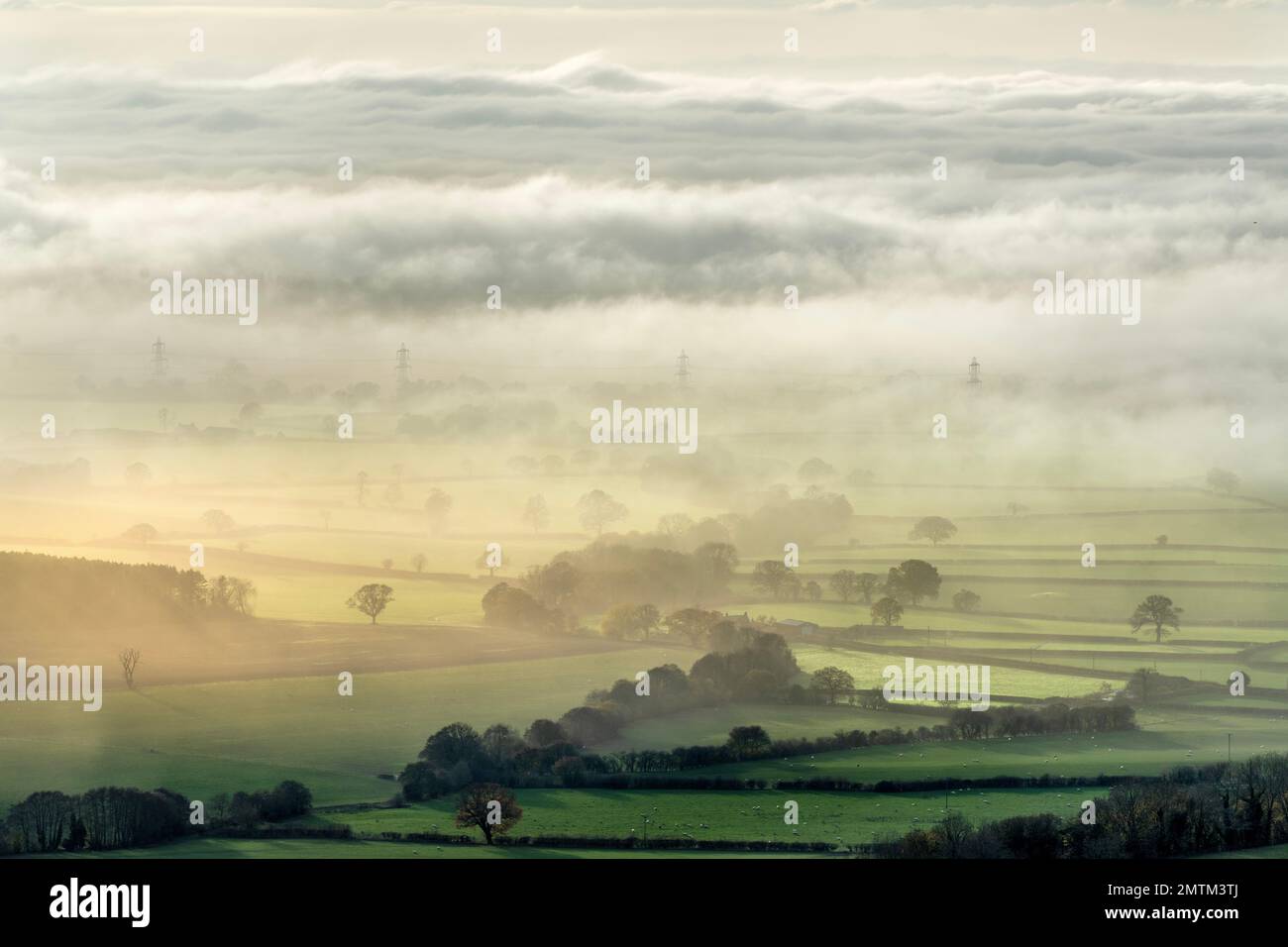 Dicker, tief liegender Nebel um Thirsk und Sutton Bank, North Yorkshire, England Stockfoto