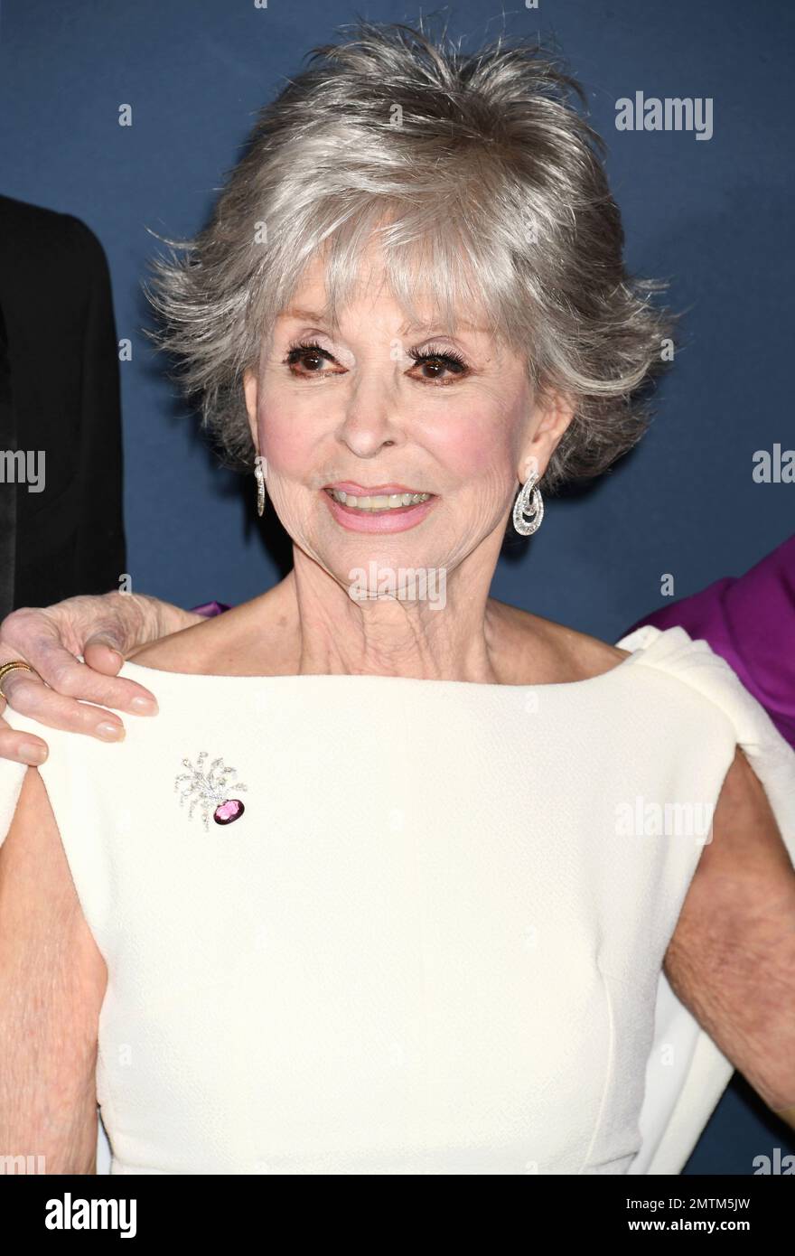 LOS ANGELES, CA - 31. JANUAR: Rita Moreno besucht die Los Angeles Premiere von Paramount Pictures' '80 for Brady' im Regency Village Theatre Stockfoto