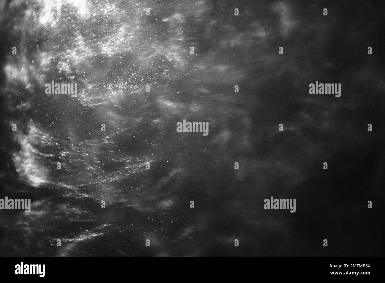 Abstrakter schwarzer Hintergrund mit Paillettenrauch, Wellen und Flüssigkeitsüberlauf Stockfoto