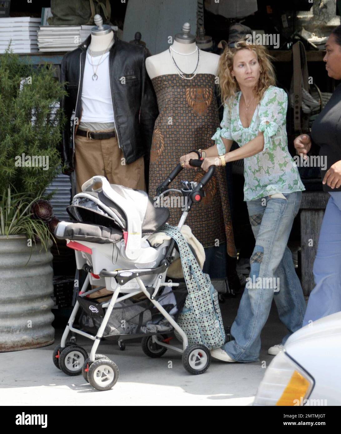 Sheryl Crow nahm ihren Sohn Wyatt am Memorial Weekend mit nach Malibu,  Kalifornien Crow nahm sich eine Auszeit vom Einkaufen in Ralph Lauren, um  ihren hungrigen Sohn zu füttern. 5/27/07 Stockfotografie - Alamy
