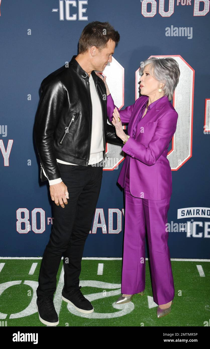 LOS ANGELES, CA - 31. JANUAR: (L-R) Tom Brady und Jane Fonda nehmen an der Los Angeles Premiere von Paramount Pictures' „80 for Brady“ bei Regenc Teil Stockfoto