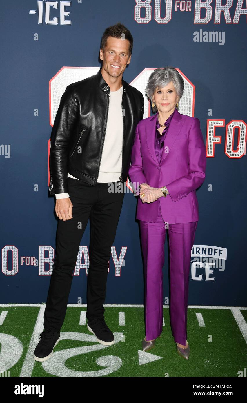 LOS ANGELES, CA - 31. JANUAR: (L-R) Tom Brady und Jane Fonda nehmen an der Los Angeles Premiere von Paramount Pictures' „80 for Brady“ bei Regenc Teil Stockfoto