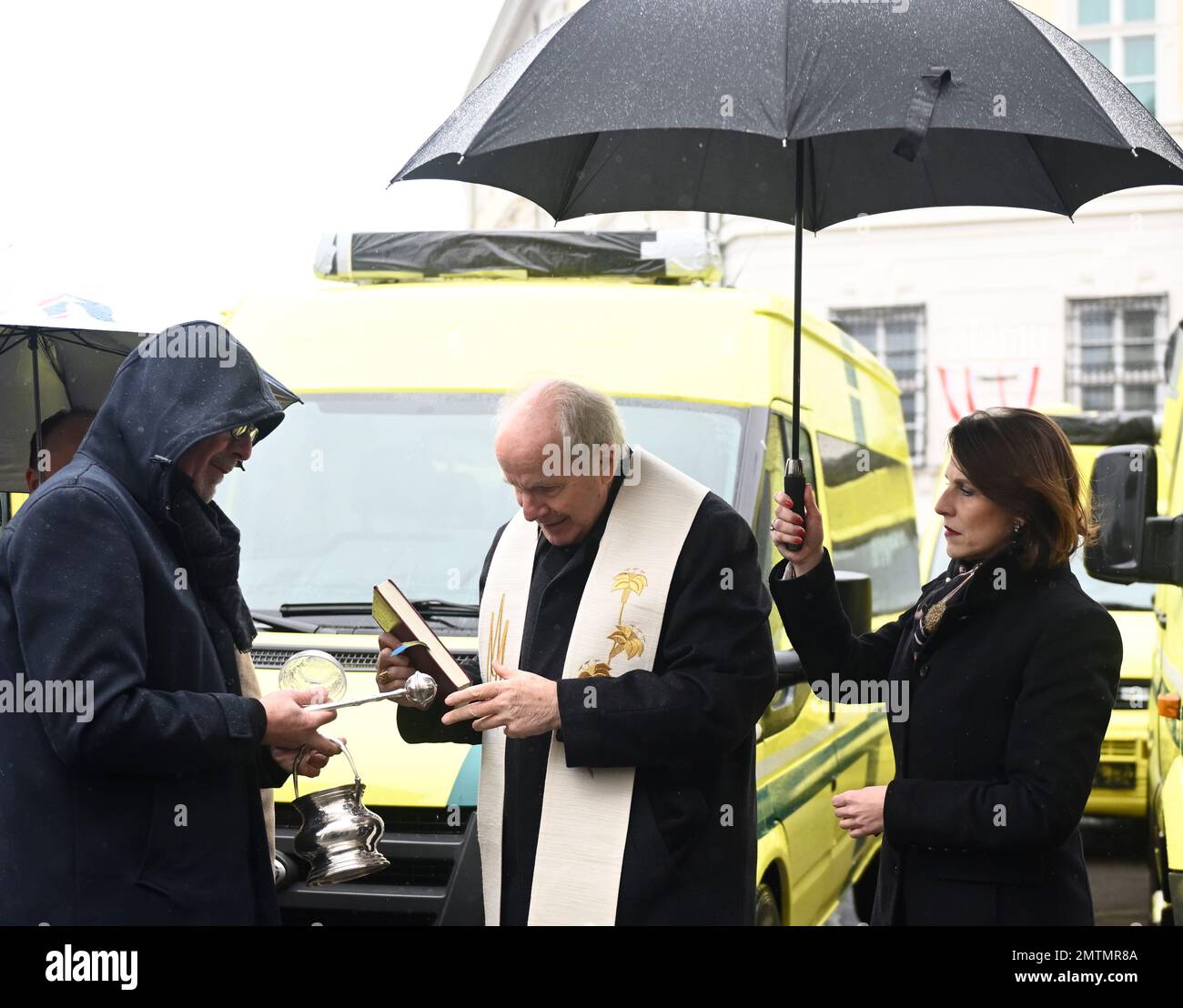 Wien, Österreich. 1. Februar 2023. Abschied von Rettungsfahrzeugen für die Ukraine mit (3. aus L) Europaminister Karoline Edtstadler und (2. aus L) Kardinal Christoph Schönborn Stockfoto