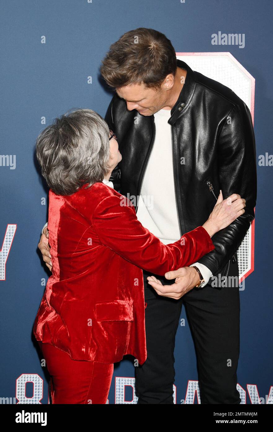 LOS ANGELES, CA - 31. JANUAR: (L-R) Sally Field und Tom Brady nehmen an der Los Angeles Premiere von Paramount Pictures' „80 for Brady“ bei Regen Teil Stockfoto