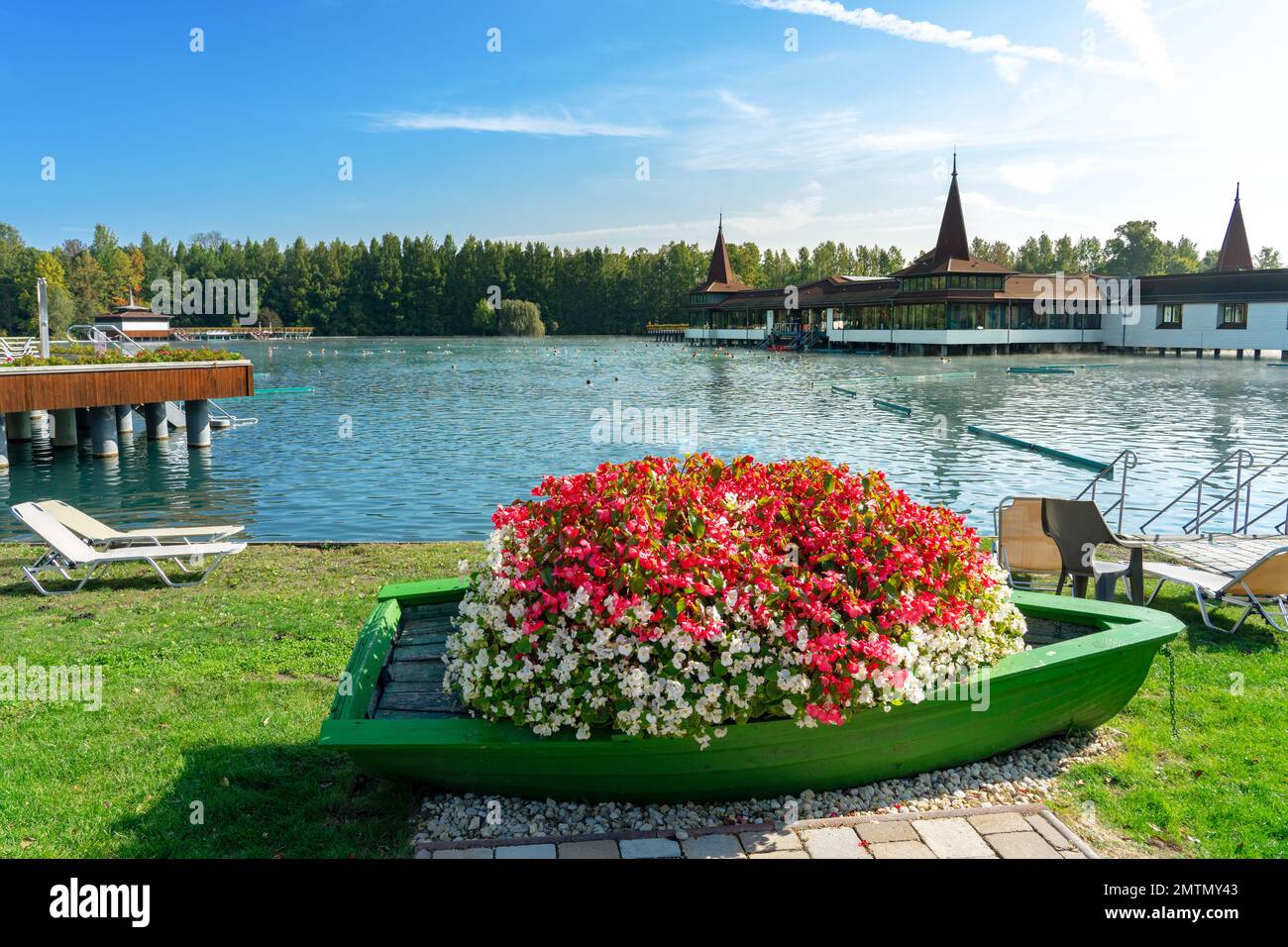 Die berühmte Thermalquelle Heviz mit Blumen in Ungarn. Stockfoto