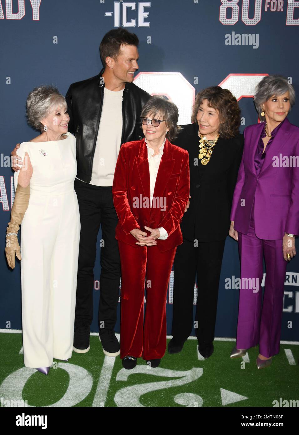 LOS ANGELES, CA - 31. JANUAR: (L-R) Rita Moreno, Tom Brady, Sally Field, Lily Tomlin und Jane Fonda nehmen an der Premiere von Param in Los Angeles Teil Stockfoto