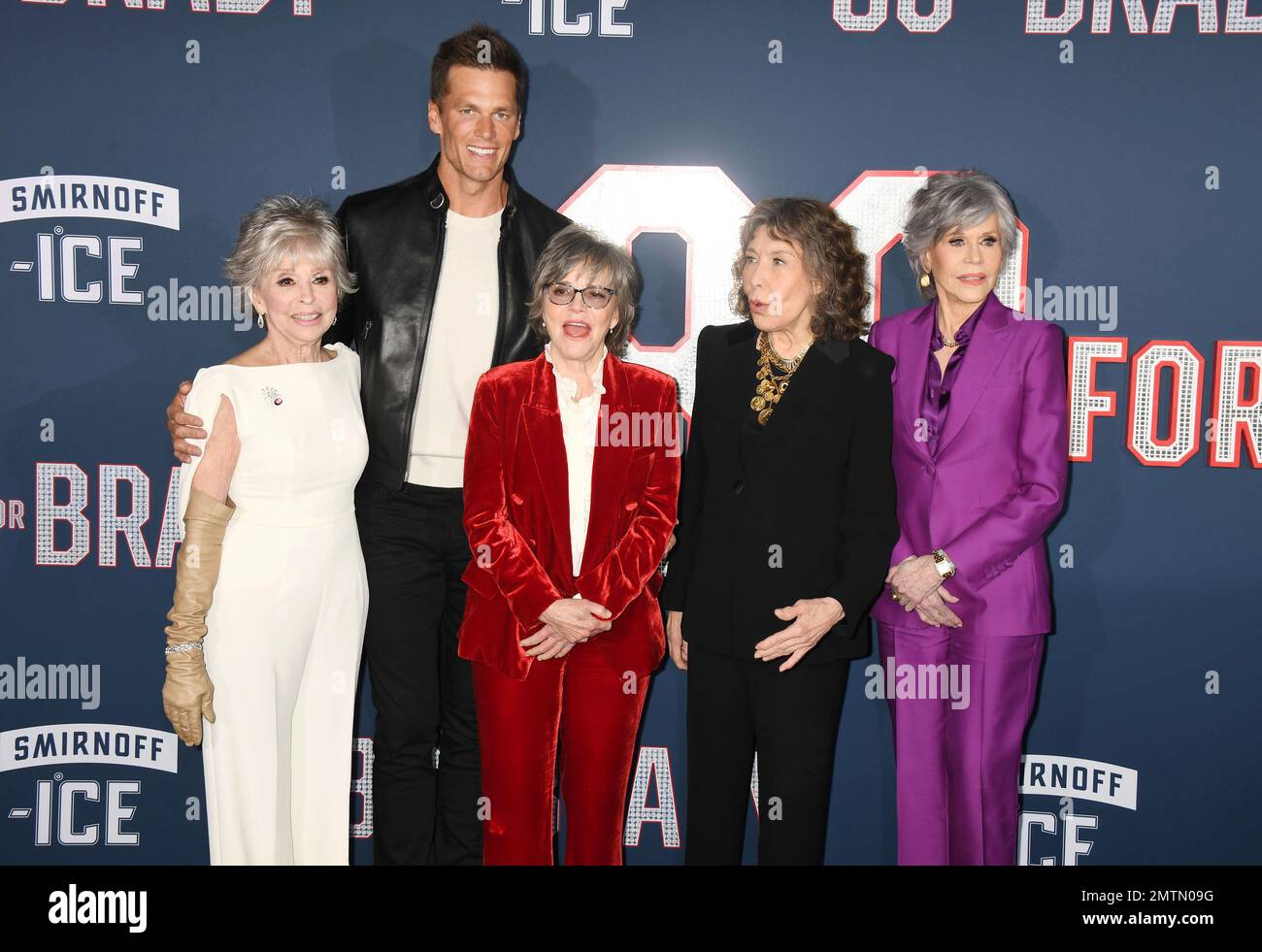 LOS ANGELES, CA - 31. JANUAR: (L-R) Rita Moreno, Tom Brady, Sally Field, Lily Tomlin und Jane Fonda nehmen an der Premiere von Param in Los Angeles Teil Stockfoto