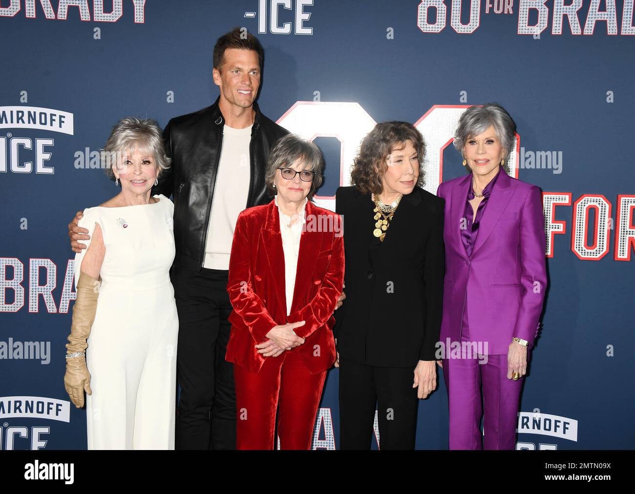 LOS ANGELES, CA - 31. JANUAR: (L-R) Rita Moreno, Tom Brady, Sally Field, Lily Tomlin und Jane Fonda nehmen an der Premiere von Param in Los Angeles Teil Stockfoto