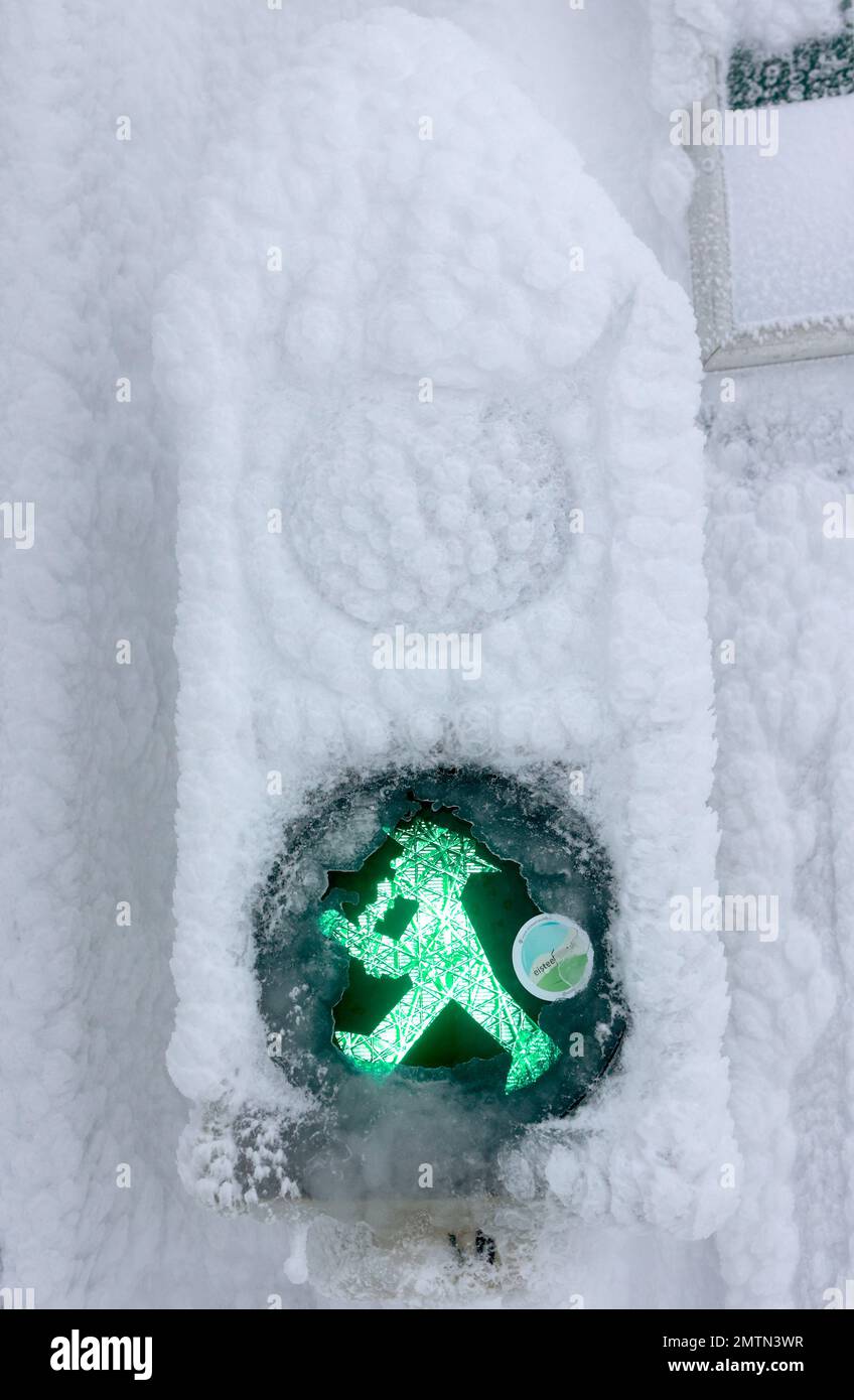 Schierke, Deutschland. 01. Februar 2023. Eine sogenannte Corona-Ampel im Bahnhofsrestaurant ist mit Eis bedeckt. Starke Stürme mit Schnee und eiskalter Regen hinderten die Harzer Schmalspurbahnen GmbH erneut daran, Züge nach Brocken zu fahren. Die Ranger des Nationalparks wurden aufgefordert, Wanderer vor den Gefahren auf dem Berg zu warnen und davor zu warnen, auf dem Brocken zu wandern. Kredit: Matthias Bein/dpa/Alamy Live News Stockfoto