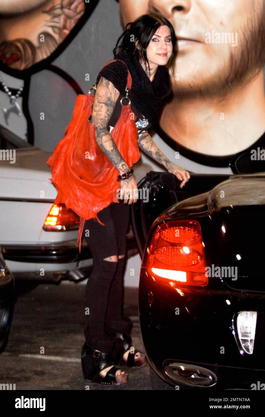 EXKLUSIV!! Kat von D aus dem Fernsehen hat gestern Abend ihren "High Voltage Tattoo"-Laden verlassen. Berichte besagen, dass sich das ein- und ausgehende Paar Kat von D und Jesse James nun wieder getrennt haben, nachdem sie letzten Monat wieder zusammengekommen waren. Kat und Jesse planten eine Sommerhochzeit, aber brachen ihre Verlobung im Juli ab. Kat erklärte auf ihrer Facebook-Seite am Samstag: „Ich bin in keiner Beziehung und entschuldige mich für all das hin und her, wenn es Verwirrung verursacht hat.“ Kats Reality-Show 'L.A. Ink“ wurde im August storniert. Los Angeles, Kalifornien. 27. September 2011 Stockfoto