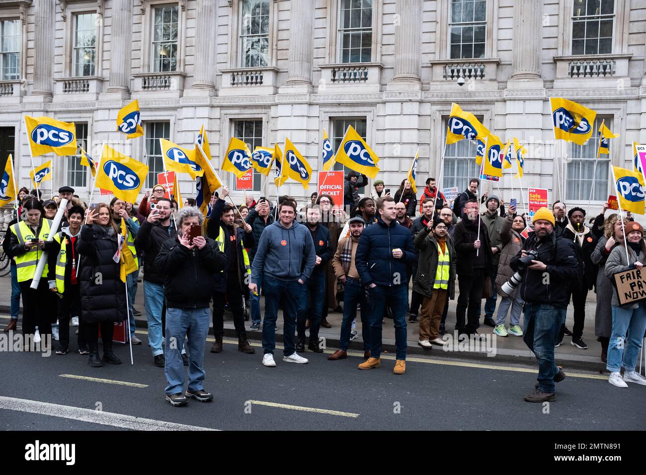 LONDON - 1. Februar 2023: Public and Commercial Services Union streikt und demonstriert vor der Downing Street in London. Stockfoto