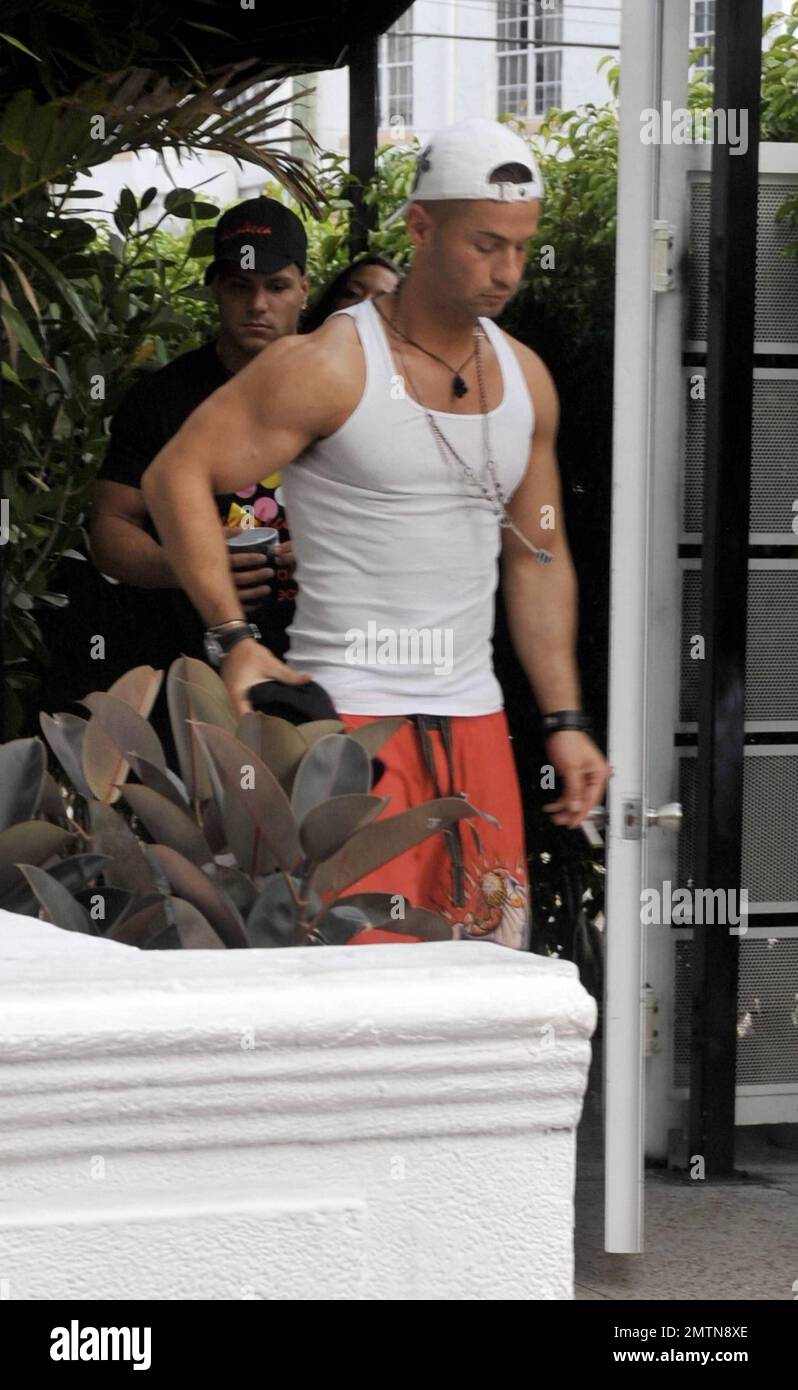 EXKLUSIV!! Mike „The Situation“ Sorrentino macht sich auf den Weg zu seinem ersten Tag und serviert Eis und andere Leckereien in einem lokalen Eisladen. Er wird von den anderen Kastenfreunden Sammy „Sweetheart“ und Ronnie begleitet. Mike machte das Beste aus seinem Job, als er an einem geschäftigen Freitagabend in Miami Beach, Florida, mit den Damen im Laden plauderte. 4/10/10. Stockfoto EXKLUSIV!! Mike „The Situation“ Sorrentino macht sich auf den Weg zu seinem ersten Tag und serviert Eis und andere Leckereien in einem lokalen Eisladen. Er wird von den anderen Kastenfreunden Sammy „Sweetheart“ und Ronnie begleitet. Mike machte das Beste aus seinem Job, als er an einem geschäftigen Freitagabend in Miami Beach, Florida, mit den Damen im Laden plauderte. 4/10/10. Stockfoto