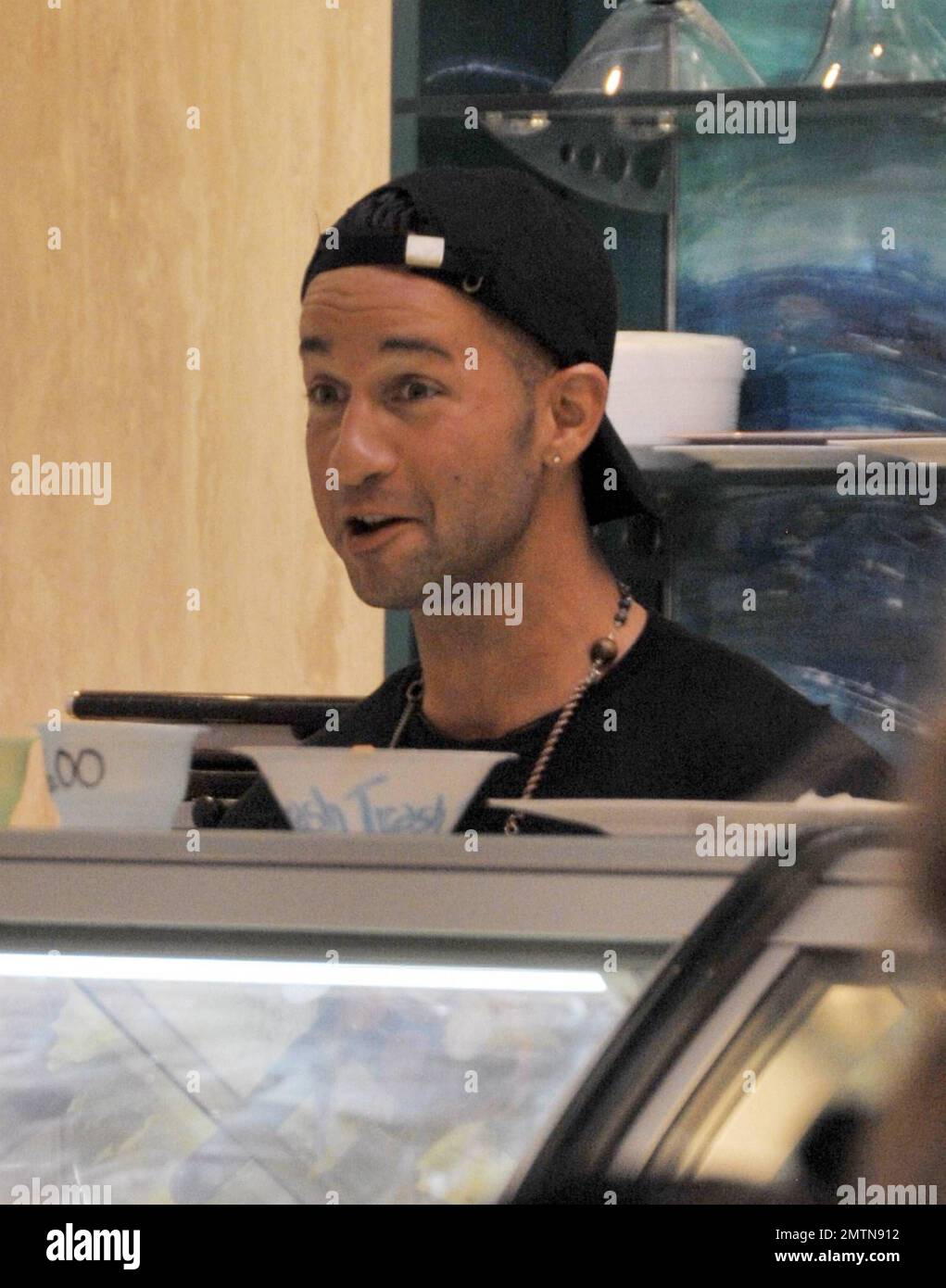 EXKLUSIV!! Mike „The Situation“ Sorrentino macht sich auf den Weg zu seinem ersten Tag und serviert Eis und andere Leckereien in einem lokalen Eisladen. Er wird von den anderen Kastenfreunden Sammy „Sweetheart“ und Ronnie begleitet. Mike machte das Beste aus seinem Job, als er an einem geschäftigen Freitagabend in Miami Beach, Florida, mit den Damen im Laden plauderte. 4/10/10. Stockfoto EXKLUSIV!! Mike „The Situation“ Sorrentino macht sich auf den Weg zu seinem ersten Tag und serviert Eis und andere Leckereien in einem lokalen Eisladen. Er wird von den anderen Kastenfreunden Sammy „Sweetheart“ und Ronnie begleitet. Mike machte das Beste aus seinem Job, als er an einem geschäftigen Freitagabend in Miami Beach, Florida, mit den Damen im Laden plauderte. 4/10/10. Stockfoto