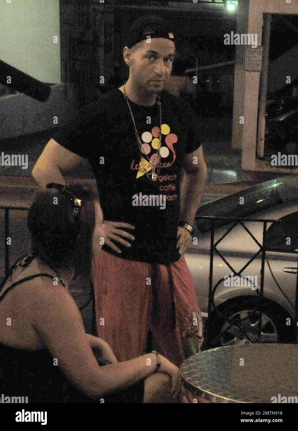 EXKLUSIV!! Mike „The Situation“ Sorrentino macht sich auf den Weg zu seinem ersten Tag und serviert Eis und andere Leckereien in einem lokalen Eisladen. Er wird von den anderen Kastenfreunden Sammy „Sweetheart“ und Ronnie begleitet. Mike machte das Beste aus seinem Job, als er an einem geschäftigen Freitagabend in Miami Beach, Florida, mit den Damen im Laden plauderte. 4/10/10. Stockfoto EXKLUSIV!! Mike „The Situation“ Sorrentino macht sich auf den Weg zu seinem ersten Tag und serviert Eis und andere Leckereien in einem lokalen Eisladen. Er wird von den anderen Kastenfreunden Sammy „Sweetheart“ und Ronnie begleitet. Mike machte das Beste aus seinem Job, als er an einem geschäftigen Freitagabend in Miami Beach, Florida, mit den Damen im Laden plauderte. 4/10/10. Stockfoto