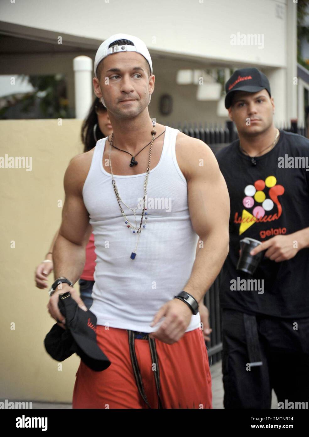EXKLUSIV!! Mike „The Situation“ Sorrentino macht sich auf den Weg zu seinem ersten Tag und serviert Eis und andere Leckereien in einem lokalen Eisladen. Er wird von den anderen Kastenfreunden Sammy „Sweetheart“ und Ronnie begleitet. Mike machte das Beste aus seinem Job, als er an einem geschäftigen Freitagabend in Miami Beach, Florida, mit den Damen im Laden plauderte. 4/10/10. . Stockfoto EXKLUSIV!! Mike „The Situation“ Sorrentino macht sich auf den Weg zu seinem ersten Tag und serviert Eis und andere Leckereien in einem lokalen Eisladen. Er wird von den anderen Kastenfreunden Sammy „Sweetheart“ und Ronnie begleitet. Mike machte das Beste aus seinem Job, als er an einem geschäftigen Freitagabend in Miami Beach, Florida, mit den Damen im Laden plauderte. 4/10/10. . Stockfoto