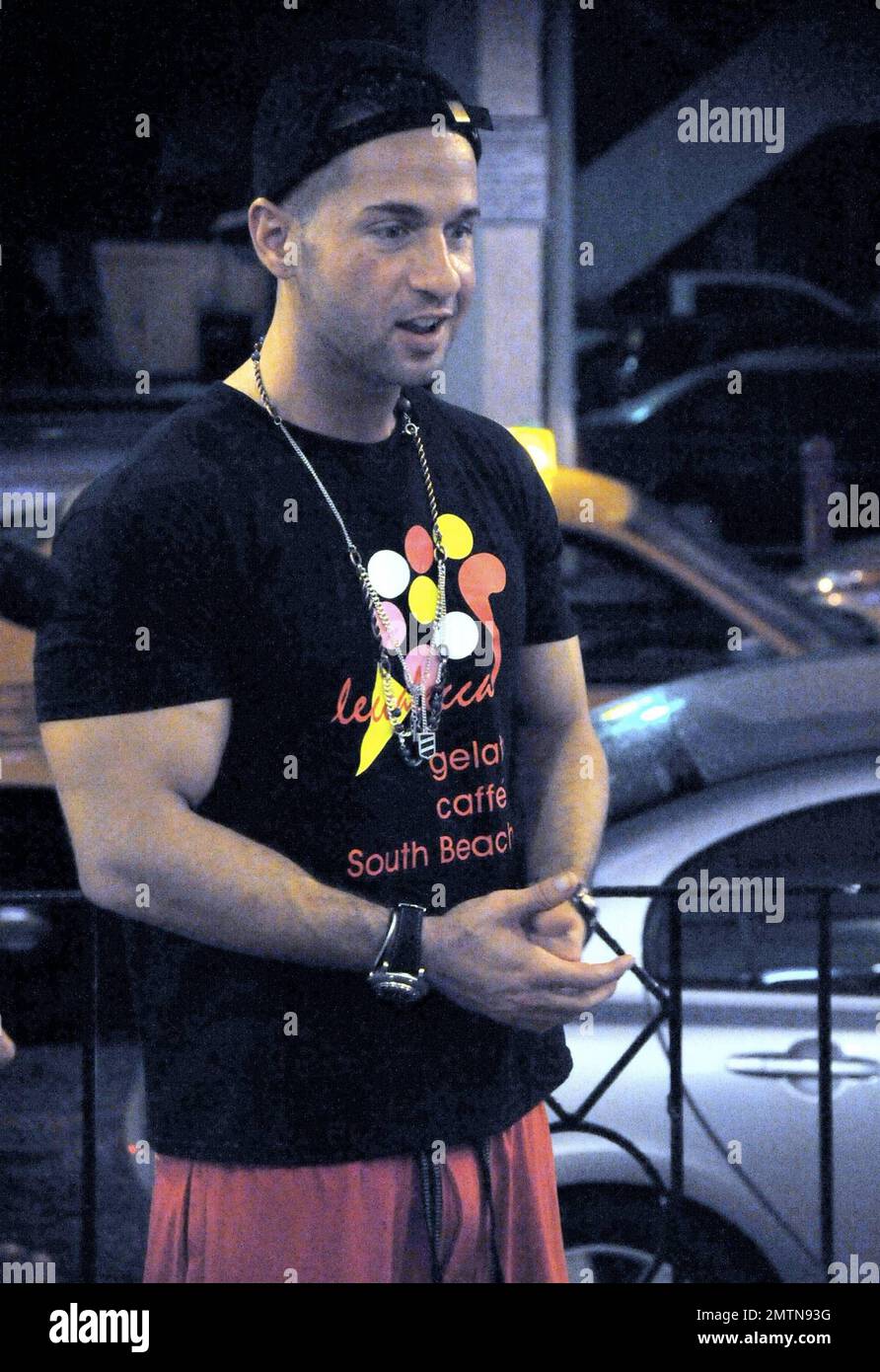 EXKLUSIV!! Mike „The Situation“ Sorrentino macht sich auf den Weg zu seinem ersten Tag und serviert Eis und andere Leckereien in einem lokalen Eisladen. Er wird von den anderen Kastenfreunden Sammy „Sweetheart“ und Ronnie begleitet. Mike machte das Beste aus seinem Job, als er an einem geschäftigen Freitagabend in Miami Beach, Florida, mit den Damen im Laden plauderte. 4/10/10. . Stockfoto EXKLUSIV!! Mike „The Situation“ Sorrentino macht sich auf den Weg zu seinem ersten Tag und serviert Eis und andere Leckereien in einem lokalen Eisladen. Er wird von den anderen Kastenfreunden Sammy „Sweetheart“ und Ronnie begleitet. Mike machte das Beste aus seinem Job, als er an einem geschäftigen Freitagabend in Miami Beach, Florida, mit den Damen im Laden plauderte. 4/10/10. . Stockfoto