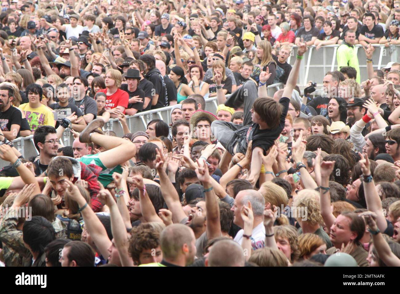 Konzertbesucher surfen, während die walisische Rock Reggae Metal Band Skindred live beim Sonisphere Festival auftritt, einem Musikevent für Rock, Metal, Electro und Punk im Knebworth House and Park. Knebworth, Großbritannien. 08/01/10. . Stockfoto