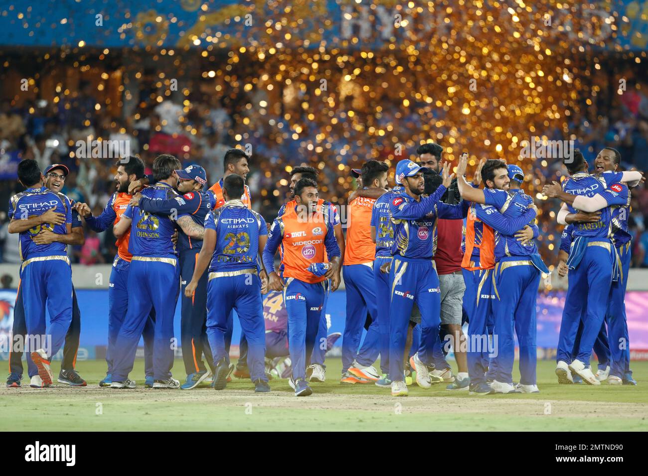 Mumbai Indians celebrate after winning the Indian Premier League (IPL) cricket final against Rising Pune Supergiant in Hyderabad, India, Sunday, May 21, 2017. (AP Photo/Tsering Topgyal) Stockfoto