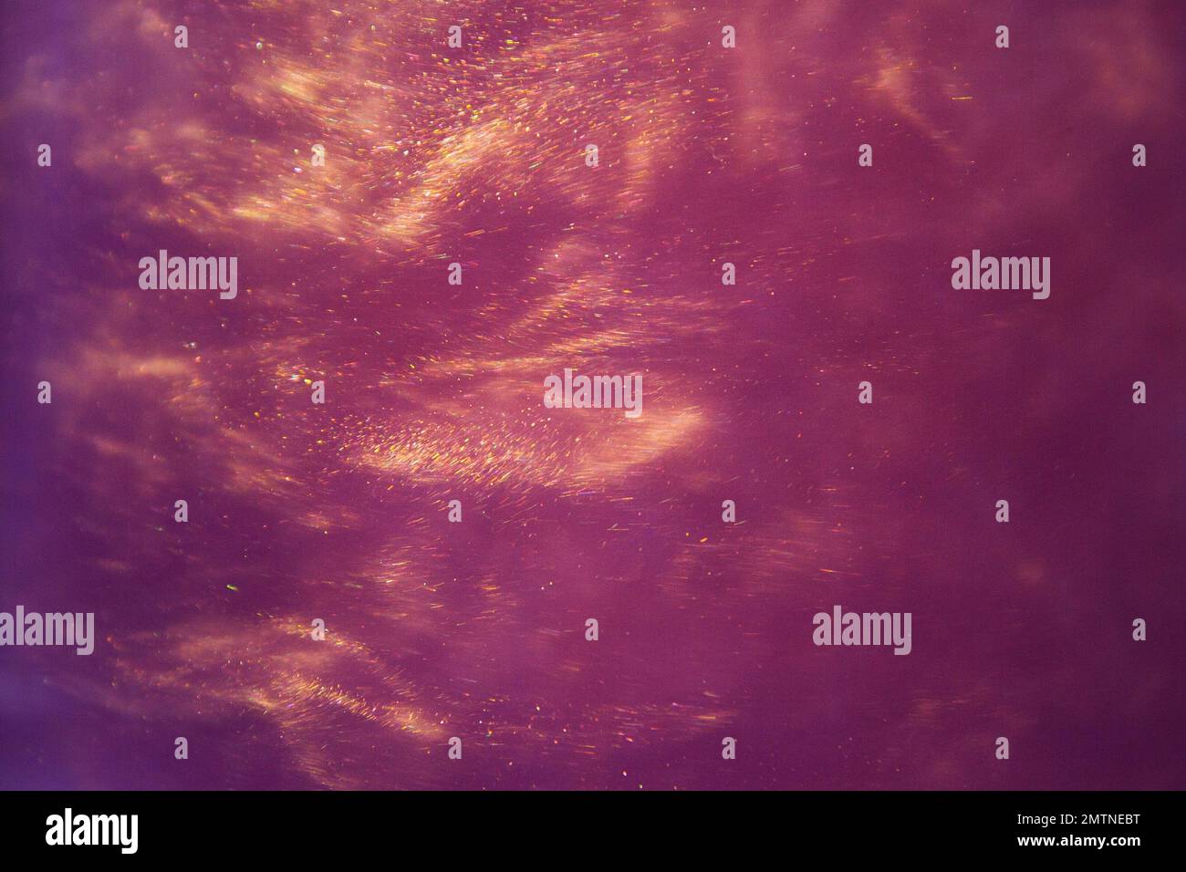 Abstrakter lila-rosa Hintergrund mit Glitzereffekt und Wellenmustern Stockfoto