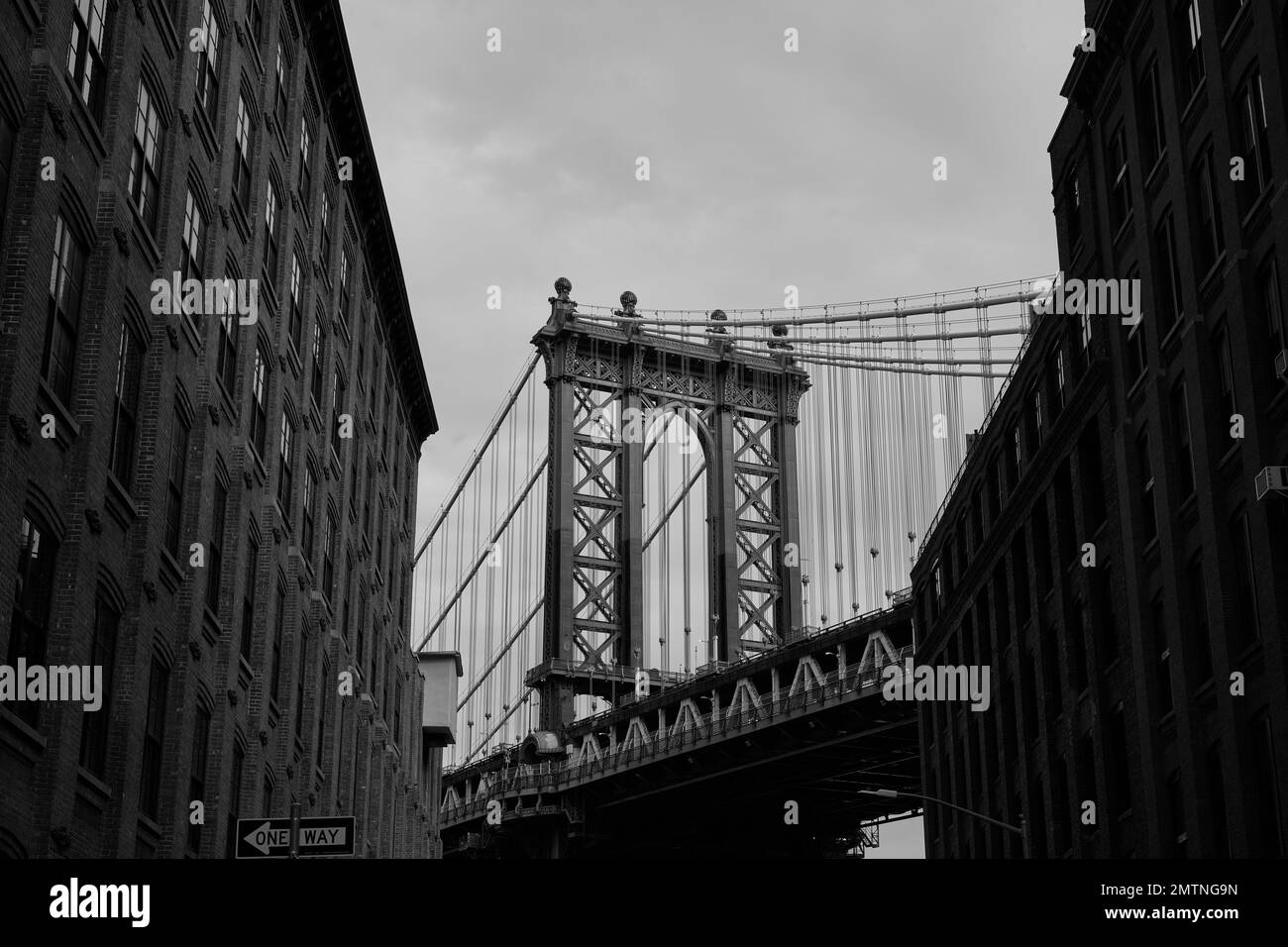 Die Manhattan Bridge ist eine Hängebrücke, die den East River in New York City überquert und in vielen Filmen wie „Once Upa Time“ in Amerika zu sehen ist. Stockfoto