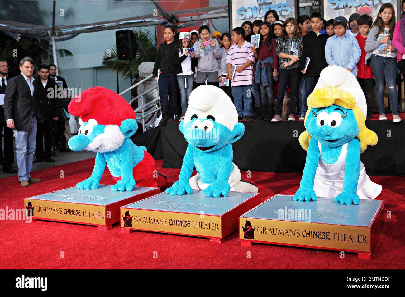 Papa Schlumpf, Clumsy und Schlumpfine bei der Schlumpf-Handabdruck- und Fußabdruck-Zeremonie im Grauman's Chinese Theatre. Los Angeles, Kalifornien. 13. Dezember 2011 Stockfoto