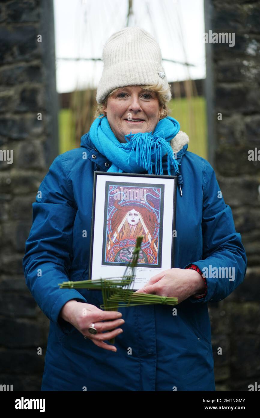 Nora Creed besitzt einen traditionellen St. Brigid's Cross wurde aus der Eile gemacht, eine Zeremonie zu veranstalten, um die göttliche Weibliche zu umarmen und den heiligen in St. Brigids heiligem Brunnen in Co Kildare zu ehren. Am 1. Februar findet der St. Brigid's Day statt, der von vielen in Irland als erster Frühlingstag angesehen wird. Bilddatum: Mittwoch, 1. Februar 2023. Stockfoto