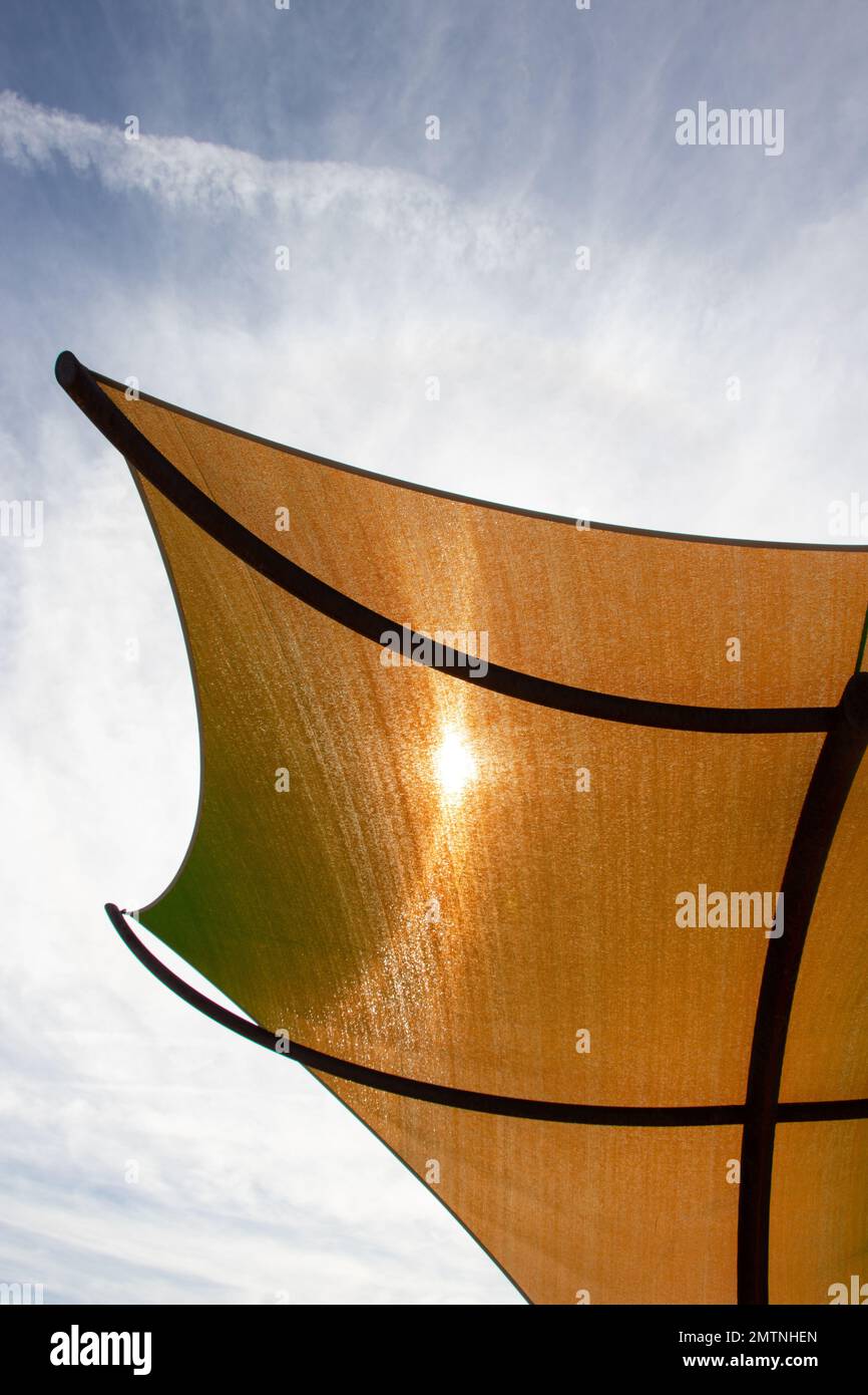 Nahaufnahme des Sonnenschirms aus Stoff Segelschutz vor der Sonne Stockfoto