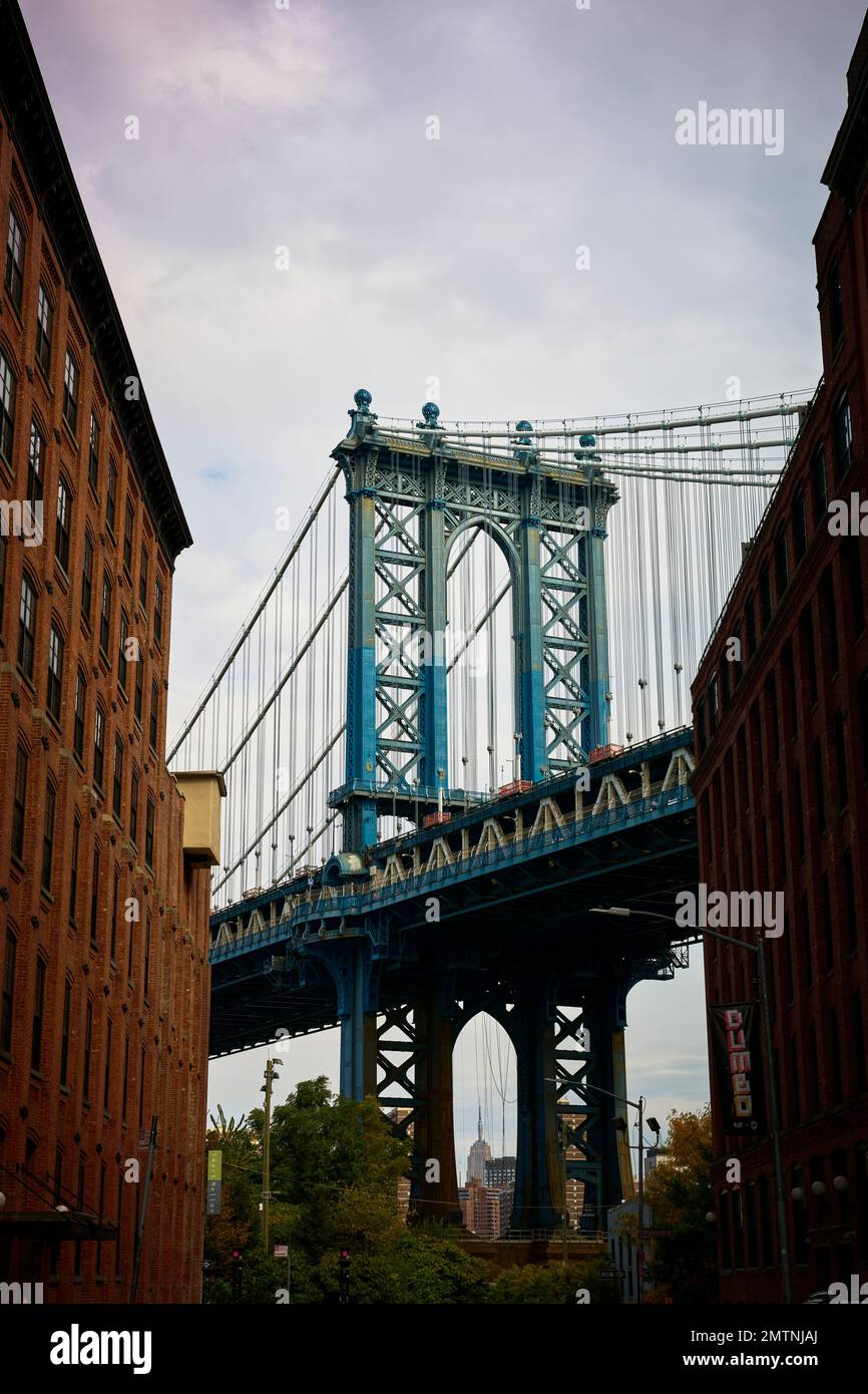 Die Manhattan Bridge ist eine Hängebrücke, die den East River in New York City überquert und in vielen Filmen wie „Once Upa Time“ in Amerika zu sehen ist. Stockfoto